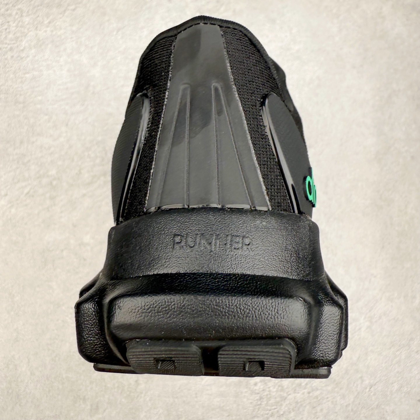 图片[8]-Alo yoga Alo Runner 舒适百搭防滑耐磨低帮跑步鞋 Alo Yoga于2007年创立于洛杉矶，意在传播有意识的运动，同时激发人们的健康意识与创造力。品牌的核心理念在于制作能够带来完美体验的瑜伽服饰与功能性单品，让有意识的运动触入并改变生活。Alo Yoga将其设计延伸到日常服饰概念，坚持不懈地捕捉当代时尚潮流，将品牌的运动美学理念、精致前卫的设计与舒适功能面料完美结合。与此同时，Alo Yoga的设计受到了时尚界人士与名人们的追捧，Talor Swift、Kendall Jenner等街拍照片中都曾出现品牌不同单品的身影。尺码：36 36.5 37.5 38 38.5 39 40 40.5 41 42 42.5 43 44 44.5 45-选品中心