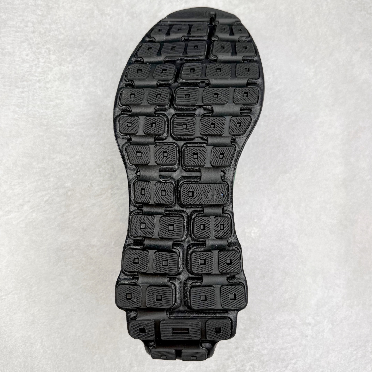 图片[9]-Alo yoga Alo Runner 舒适百搭防滑耐磨低帮跑步鞋 Alo Yoga于2007年创立于洛杉矶，意在传播有意识的运动，同时激发人们的健康意识与创造力。品牌的核心理念在于制作能够带来完美体验的瑜伽服饰与功能性单品，让有意识的运动触入并改变生活。Alo Yoga将其设计延伸到日常服饰概念，坚持不懈地捕捉当代时尚潮流，将品牌的运动美学理念、精致前卫的设计与舒适功能面料完美结合。与此同时，Alo Yoga的设计受到了时尚界人士与名人们的追捧，Talor Swift、Kendall Jenner等街拍照片中都曾出现品牌不同单品的身影。尺码：36 36.5 37.5 38 38.5 39 40 40.5 41 42 42.5 43 44 44.5 45-选品中心