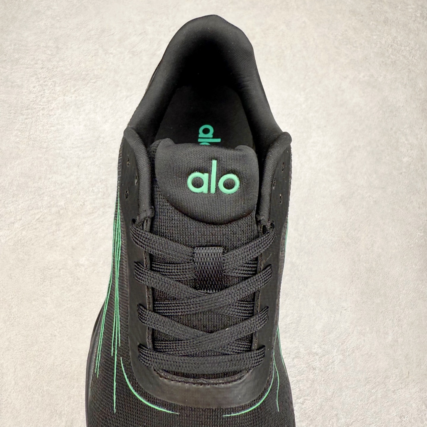 图片[5]-Alo yoga Alo Runner 舒适百搭防滑耐磨低帮跑步鞋 Alo Yoga于2007年创立于洛杉矶，意在传播有意识的运动，同时激发人们的健康意识与创造力。品牌的核心理念在于制作能够带来完美体验的瑜伽服饰与功能性单品，让有意识的运动触入并改变生活。Alo Yoga将其设计延伸到日常服饰概念，坚持不懈地捕捉当代时尚潮流，将品牌的运动美学理念、精致前卫的设计与舒适功能面料完美结合。与此同时，Alo Yoga的设计受到了时尚界人士与名人们的追捧，Talor Swift、Kendall Jenner等街拍照片中都曾出现品牌不同单品的身影。尺码：36 36.5 37.5 38 38.5 39 40 40.5 41 42 42.5 43 44 44.5 45-选品中心