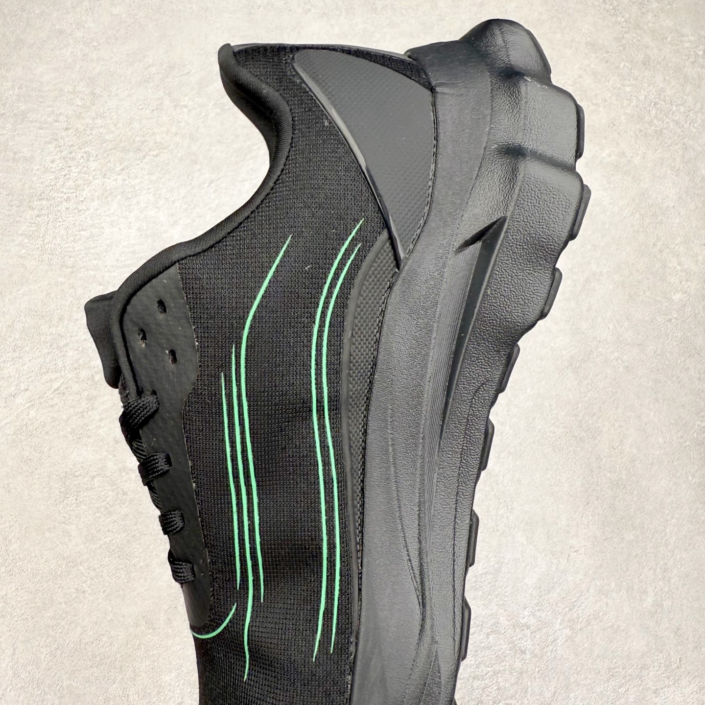 图片[7]-Alo yoga Alo Runner 舒适百搭防滑耐磨低帮跑步鞋 Alo Yoga于2007年创立于洛杉矶，意在传播有意识的运动，同时激发人们的健康意识与创造力。品牌的核心理念在于制作能够带来完美体验的瑜伽服饰与功能性单品，让有意识的运动触入并改变生活。Alo Yoga将其设计延伸到日常服饰概念，坚持不懈地捕捉当代时尚潮流，将品牌的运动美学理念、精致前卫的设计与舒适功能面料完美结合。与此同时，Alo Yoga的设计受到了时尚界人士与名人们的追捧，Talor Swift、Kendall Jenner等街拍照片中都曾出现品牌不同单品的身影。尺码：36 36.5 37.5 38 38.5 39 40 40.5 41 42 42.5 43 44 44.5 45-选品中心