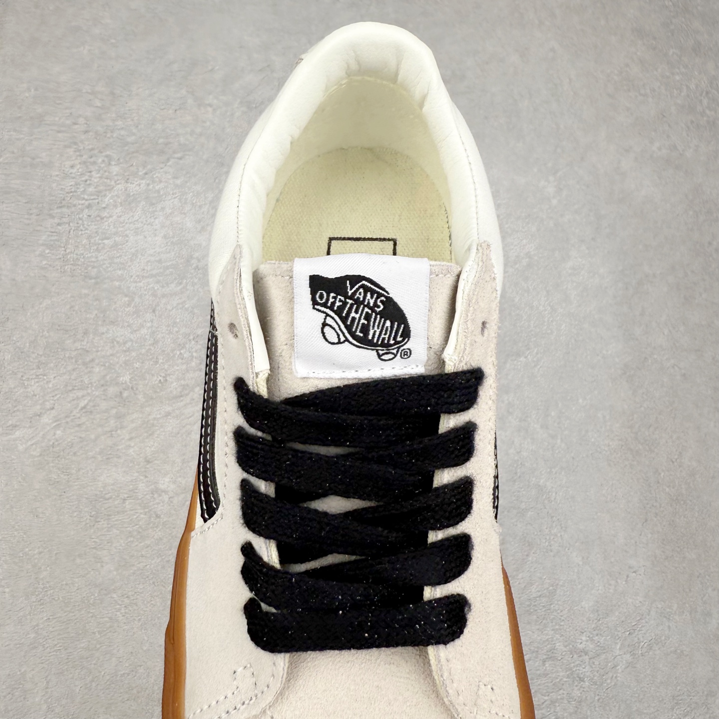 图片[5]-Vans Sk8-Low 米白生胶 范斯复古休闲硫化帆布鞋 鞋款以白线勾勒出整体造型 鞋面采用帆布拼接麂皮材质搭配以及黑色鞋带点缀 复古又百搭 生胶大底拉满整体质感 尺码：35 36 36.5 37 38 38.5 39 40 40.5 41 42 42.5 43 44-选品中心