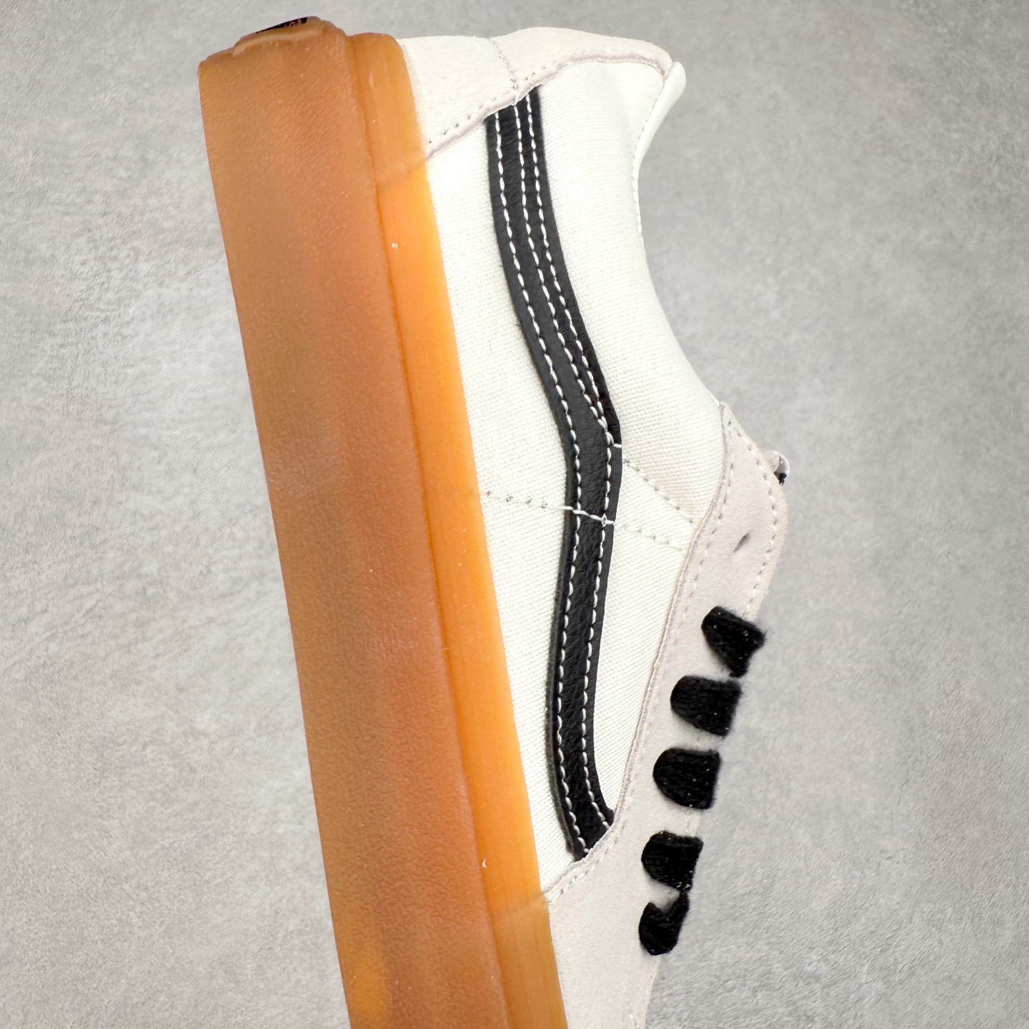 图片[6]-Vans Sk8-Low 米白生胶 范斯复古休闲硫化帆布鞋 鞋款以白线勾勒出整体造型 鞋面采用帆布拼接麂皮材质搭配以及黑色鞋带点缀 复古又百搭 生胶大底拉满整体质感 尺码：35 36 36.5 37 38 38.5 39 40 40.5 41 42 42.5 43 44-选品中心