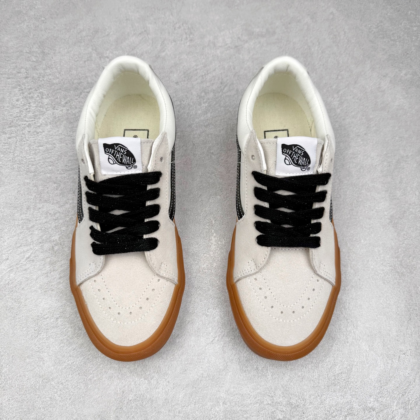 图片[2]-Vans Sk8-Low 米白生胶 范斯复古休闲硫化帆布鞋 鞋款以白线勾勒出整体造型 鞋面采用帆布拼接麂皮材质搭配以及黑色鞋带点缀 复古又百搭 生胶大底拉满整体质感 尺码：35 36 36.5 37 38 38.5 39 40 40.5 41 42 42.5 43 44-选品中心