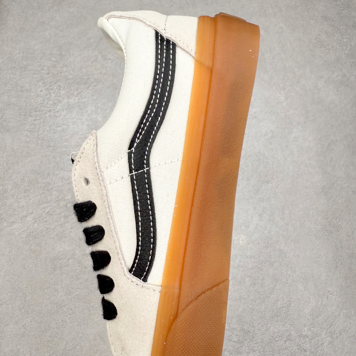 图片[7]-Vans Sk8-Low 米白生胶 范斯复古休闲硫化帆布鞋 鞋款以白线勾勒出整体造型 鞋面采用帆布拼接麂皮材质搭配以及黑色鞋带点缀 复古又百搭 生胶大底拉满整体质感 尺码：35 36 36.5 37 38 38.5 39 40 40.5 41 42 42.5 43 44-选品中心