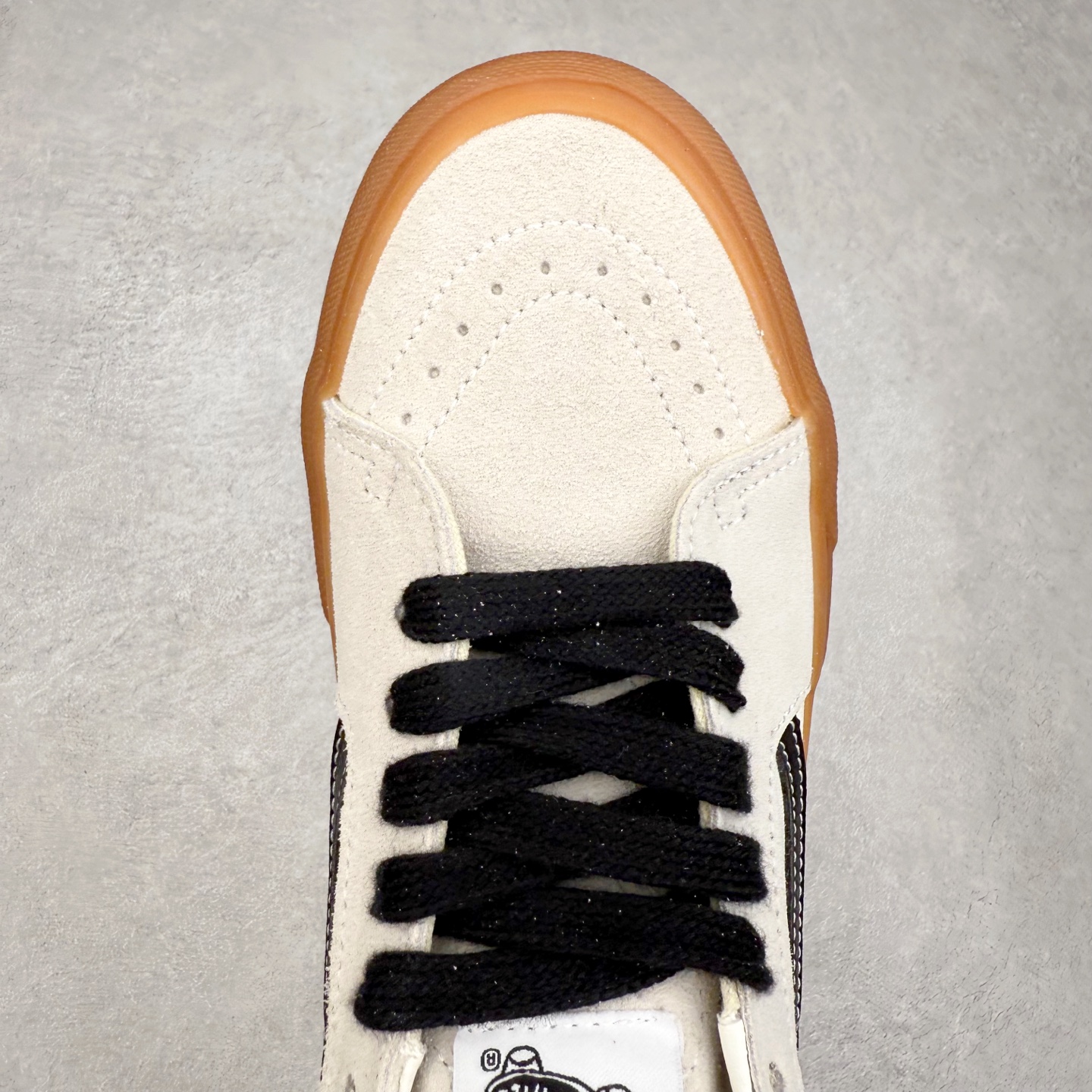 图片[4]-Vans Sk8-Low 米白生胶 范斯复古休闲硫化帆布鞋 鞋款以白线勾勒出整体造型 鞋面采用帆布拼接麂皮材质搭配以及黑色鞋带点缀 复古又百搭 生胶大底拉满整体质感 尺码：35 36 36.5 37 38 38.5 39 40 40.5 41 42 42.5 43 44-选品中心