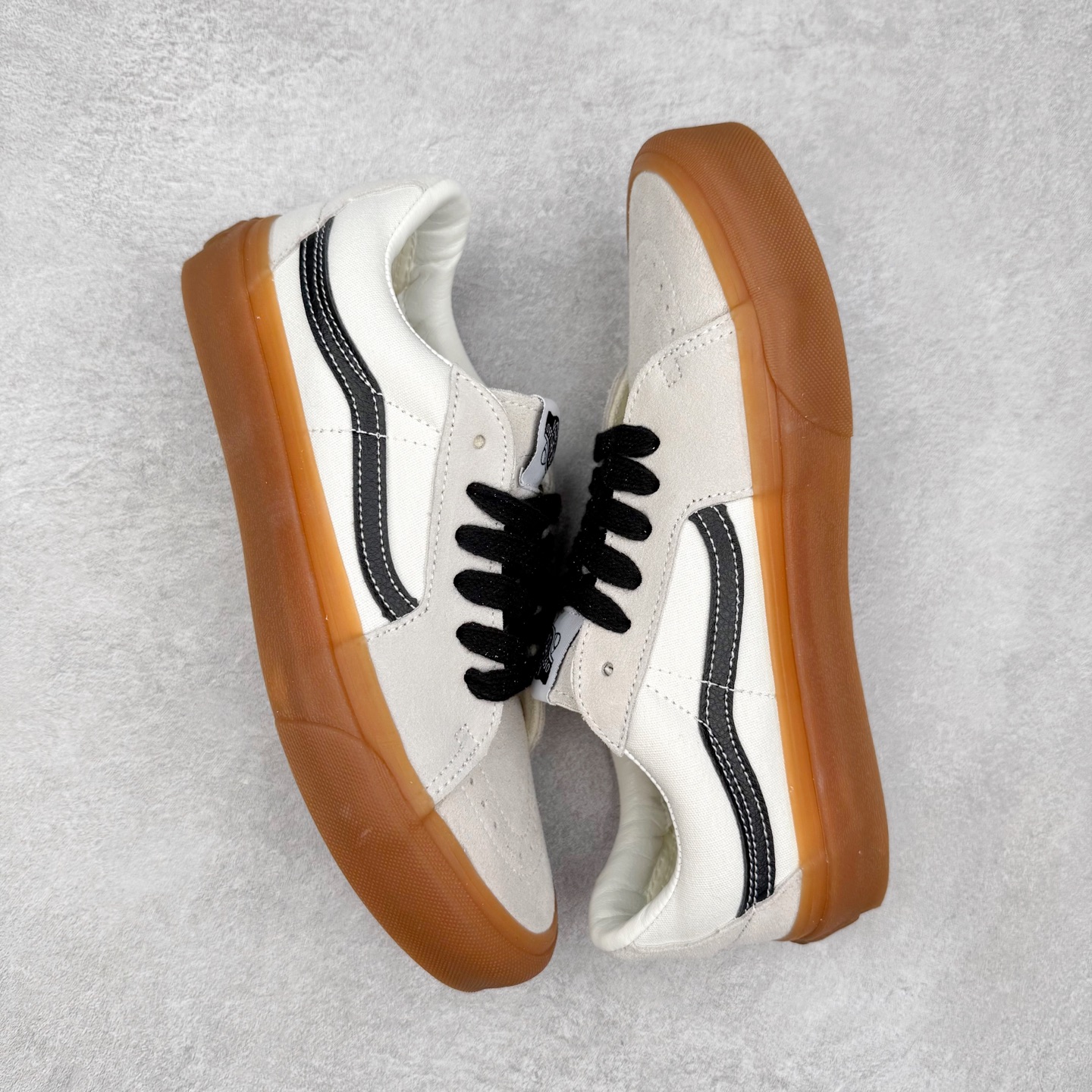 图片[3]-Vans Sk8-Low 米白生胶 范斯复古休闲硫化帆布鞋 鞋款以白线勾勒出整体造型 鞋面采用帆布拼接麂皮材质搭配以及黑色鞋带点缀 复古又百搭 生胶大底拉满整体质感 尺码：35 36 36.5 37 38 38.5 39 40 40.5 41 42 42.5 43 44-选品中心