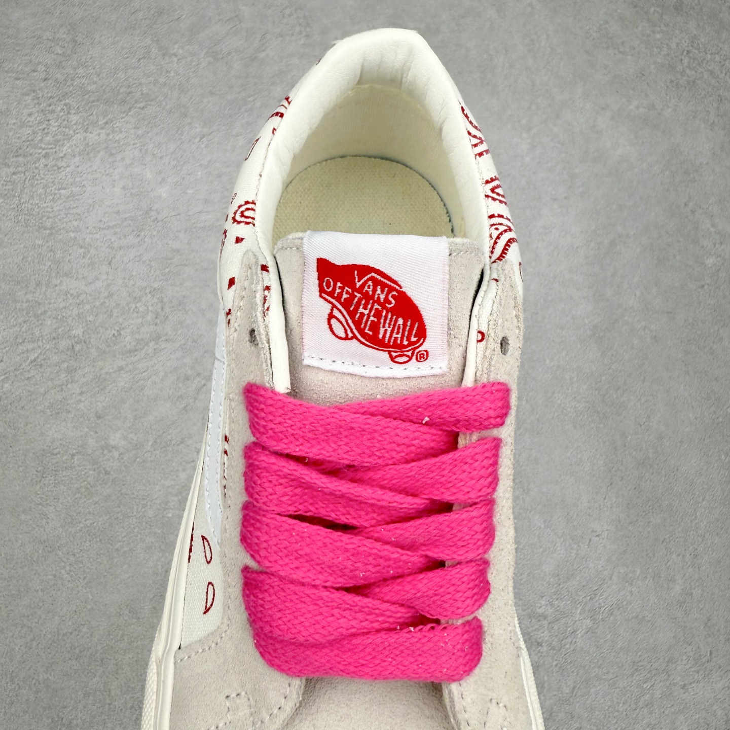 图片[5]-Vans Sk8-Low 白粉腰果花 范斯复古休闲硫化帆布鞋 该鞋款以白线勾勒出整体造型 鞋面采用帆布拼接麂皮材质搭配火龙果色鞋带 很吸睛 鞋身印有腰果花图案 极具辨识度 尺码：35 36 36.5 37 38 38.5 39 40 40.5 41 42 42.5 43 44-选品中心