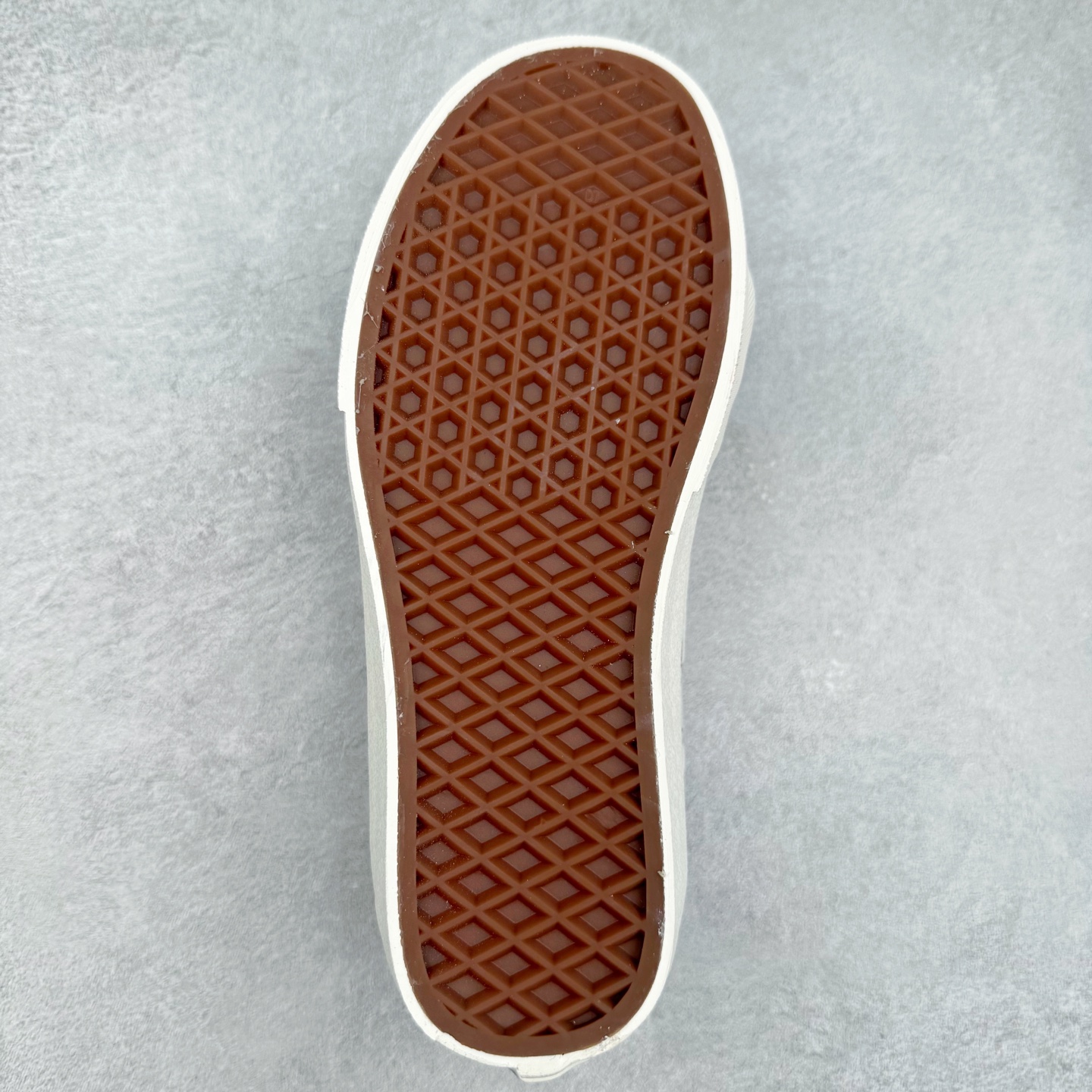 图片[9]-Vans Sk8-Low 白粉腰果花 范斯复古休闲硫化帆布鞋 该鞋款以白线勾勒出整体造型 鞋面采用帆布拼接麂皮材质搭配火龙果色鞋带 很吸睛 鞋身印有腰果花图案 极具辨识度 尺码：35 36 36.5 37 38 38.5 39 40 40.5 41 42 42.5 43 44-选品中心