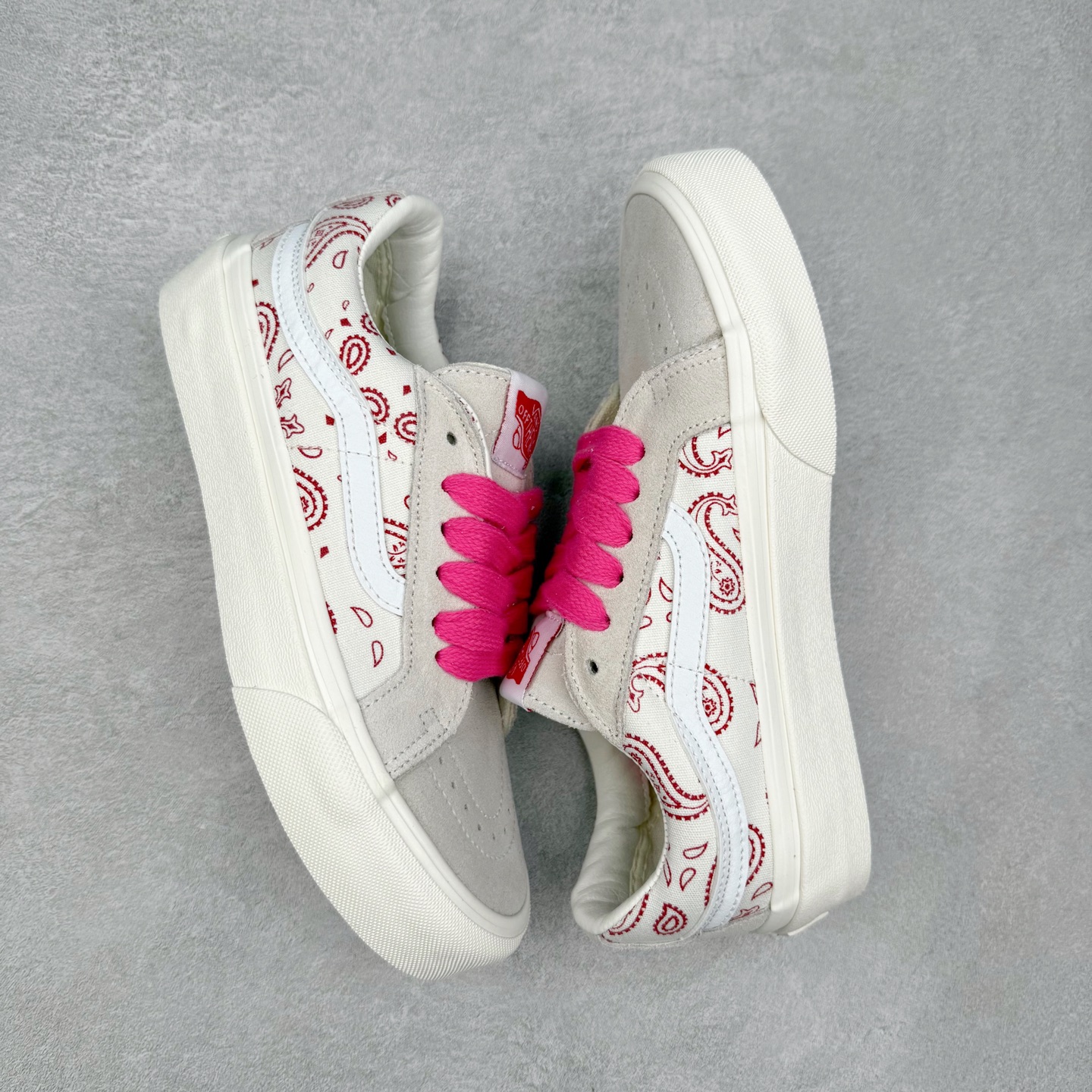 图片[3]-Vans Sk8-Low 白粉腰果花 范斯复古休闲硫化帆布鞋 该鞋款以白线勾勒出整体造型 鞋面采用帆布拼接麂皮材质搭配火龙果色鞋带 很吸睛 鞋身印有腰果花图案 极具辨识度 尺码：35 36 36.5 37 38 38.5 39 40 40.5 41 42 42.5 43 44-选品中心