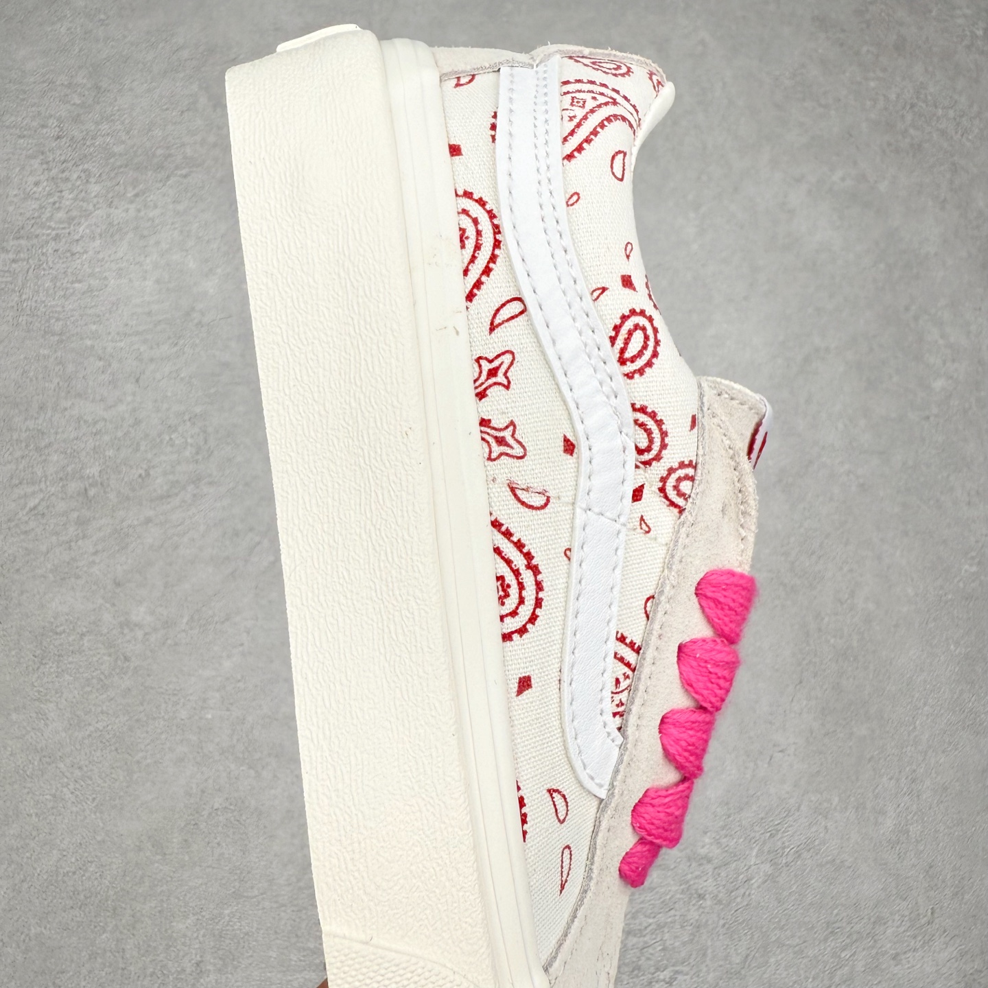 图片[6]-Vans Sk8-Low 白粉腰果花 范斯复古休闲硫化帆布鞋 该鞋款以白线勾勒出整体造型 鞋面采用帆布拼接麂皮材质搭配火龙果色鞋带 很吸睛 鞋身印有腰果花图案 极具辨识度 尺码：35 36 36.5 37 38 38.5 39 40 40.5 41 42 42.5 43 44-选品中心