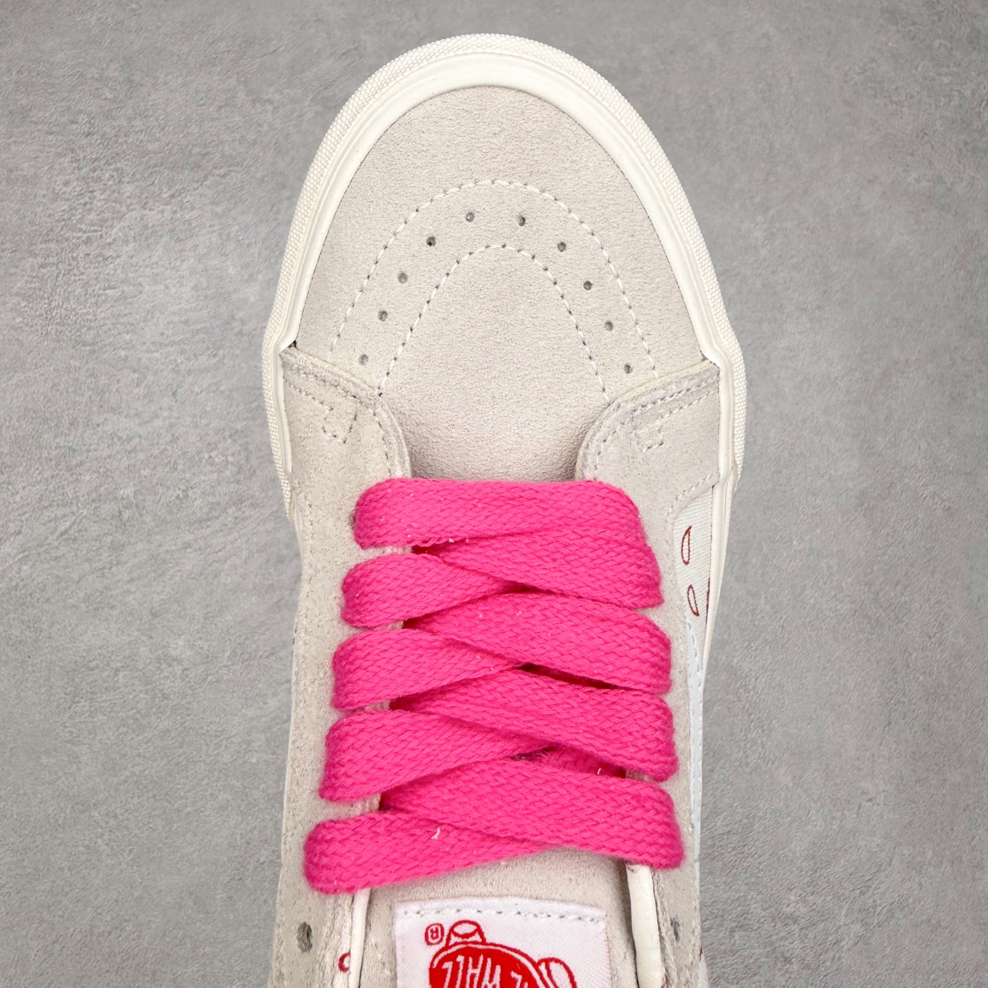 图片[4]-Vans Sk8-Low 白粉腰果花 范斯复古休闲硫化帆布鞋 该鞋款以白线勾勒出整体造型 鞋面采用帆布拼接麂皮材质搭配火龙果色鞋带 很吸睛 鞋身印有腰果花图案 极具辨识度 尺码：35 36 36.5 37 38 38.5 39 40 40.5 41 42 42.5 43 44-选品中心