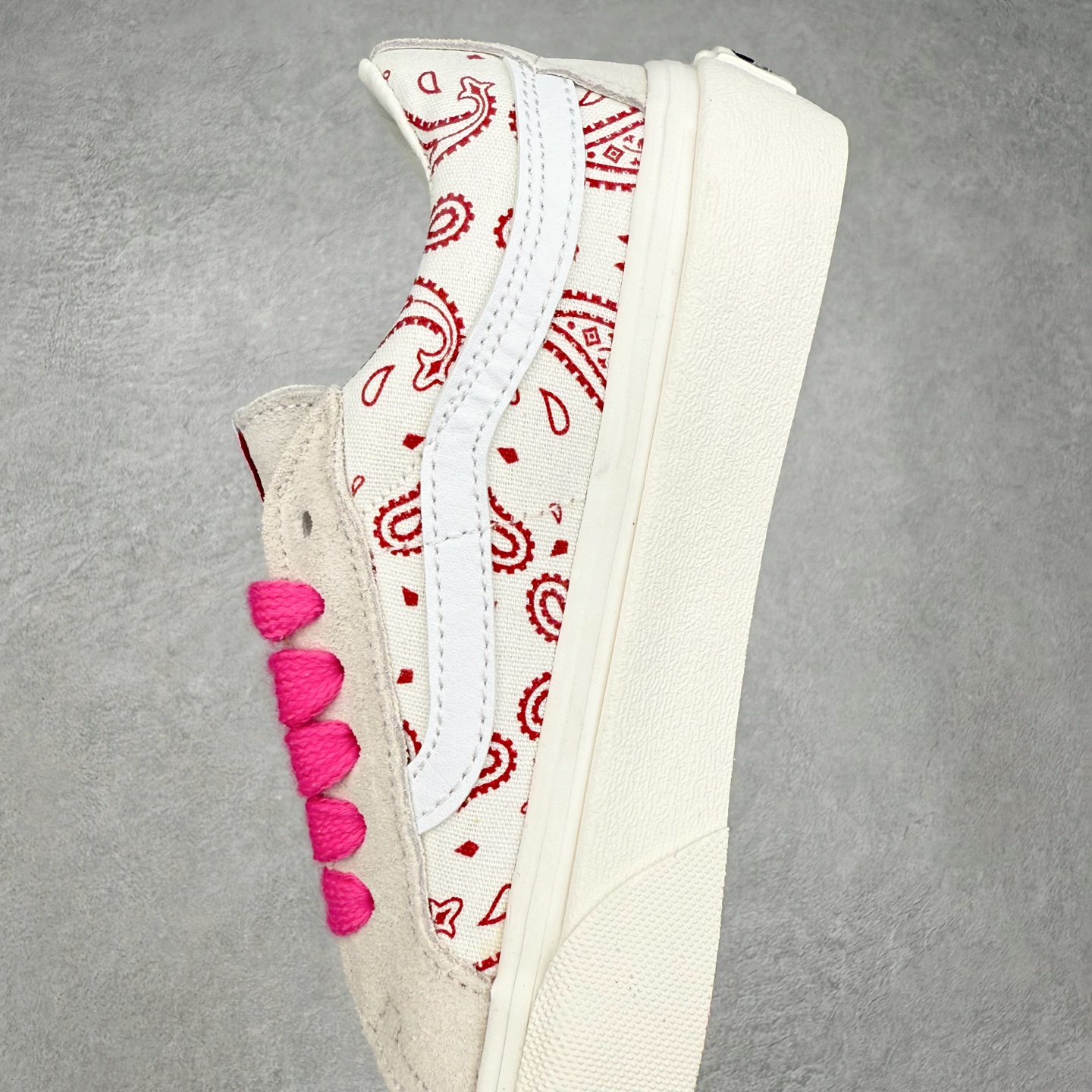 图片[7]-Vans Sk8-Low 白粉腰果花 范斯复古休闲硫化帆布鞋 该鞋款以白线勾勒出整体造型 鞋面采用帆布拼接麂皮材质搭配火龙果色鞋带 很吸睛 鞋身印有腰果花图案 极具辨识度 尺码：35 36 36.5 37 38 38.5 39 40 40.5 41 42 42.5 43 44-选品中心