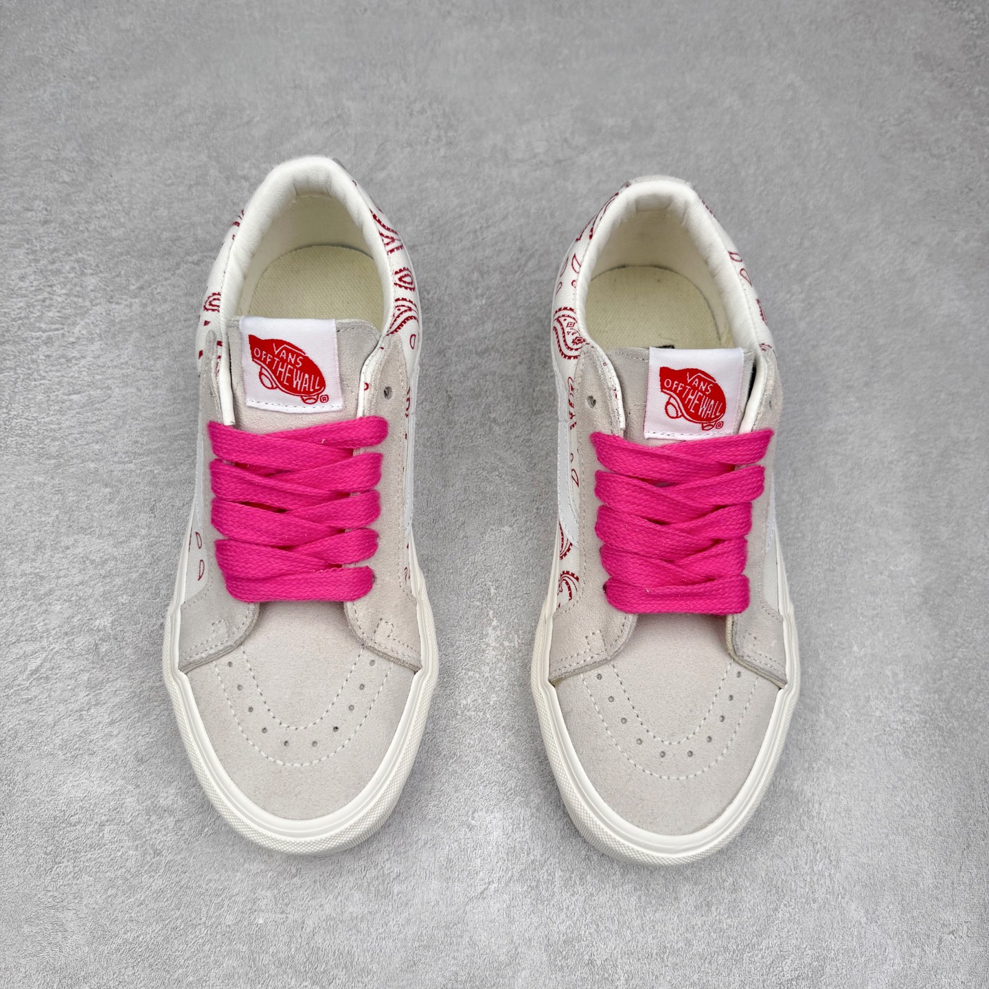 图片[2]-Vans Sk8-Low 白粉腰果花 范斯复古休闲硫化帆布鞋 该鞋款以白线勾勒出整体造型 鞋面采用帆布拼接麂皮材质搭配火龙果色鞋带 很吸睛 鞋身印有腰果花图案 极具辨识度 尺码：35 36 36.5 37 38 38.5 39 40 40.5 41 42 42.5 43 44-选品中心