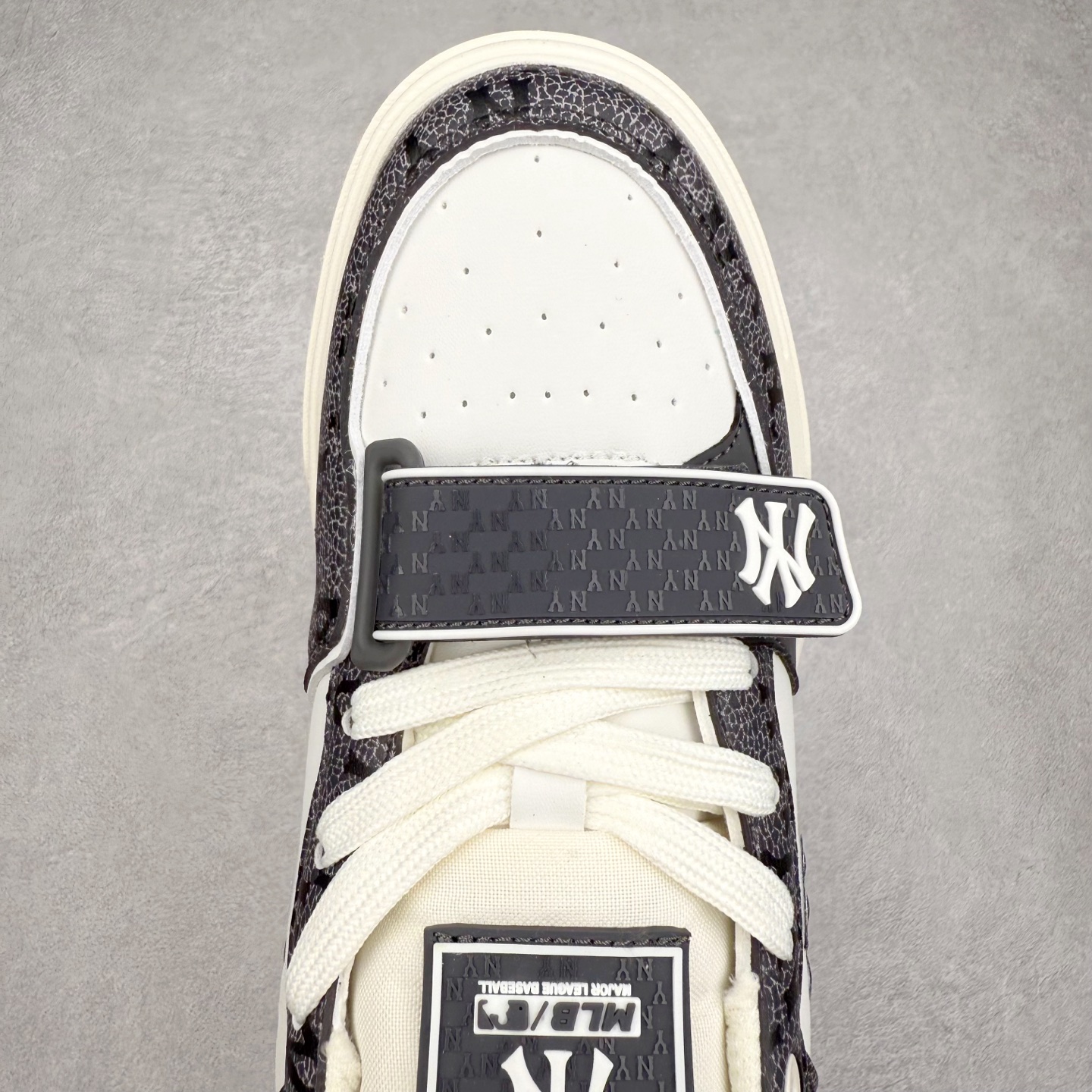 图片[4]-MLB Chunky Liner Basic 复古印花学长鞋系列低帮轻量增高厚底百搭休闲运动慢跑鞋板鞋 Korea韩国联名NY美国榄球纽约洋基队限定 韩国代购专供 全套原楦原纸板原厂数据开发 正确中底拉帮中底网布细节 平台代购专供 左脚内置芯片 韩国代购吊牌标贴 独家一比一RB+MD组合大底 高频后跟小人Logo精准对位立体饱满 正确网布加超迁鞋面 转印中底走线紧密 转印Logo工艺表层防刮不掉色 尺码：35 36 36.5 37.5 38 38.5 39 40 40.5 41 42 42.5 43 44 45-选品中心