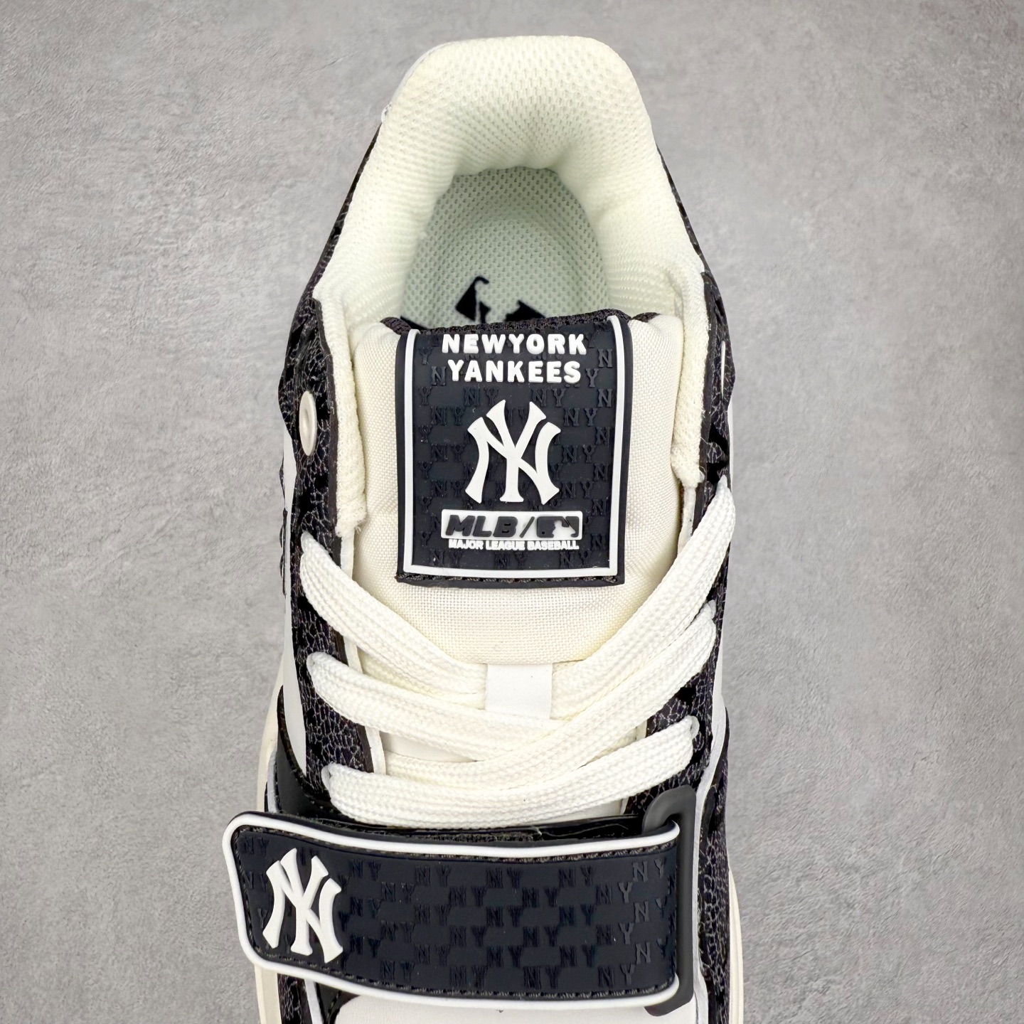 图片[5]-MLB Chunky Liner Basic 复古印花学长鞋系列低帮轻量增高厚底百搭休闲运动慢跑鞋板鞋 Korea韩国联名NY美国榄球纽约洋基队限定 韩国代购专供 全套原楦原纸板原厂数据开发 正确中底拉帮中底网布细节 平台代购专供 左脚内置芯片 韩国代购吊牌标贴 独家一比一RB+MD组合大底 高频后跟小人Logo精准对位立体饱满 正确网布加超迁鞋面 转印中底走线紧密 转印Logo工艺表层防刮不掉色 尺码：35 36 36.5 37.5 38 38.5 39 40 40.5 41 42 42.5 43 44 45-选品中心