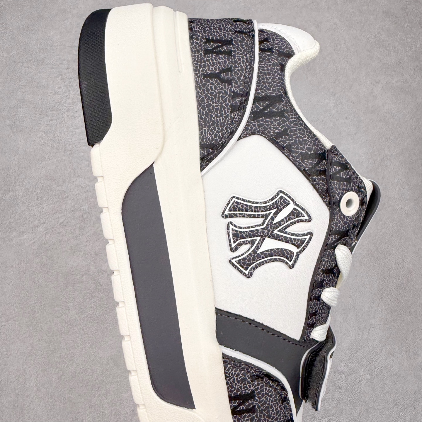 图片[6]-MLB Chunky Liner Basic 复古印花学长鞋系列低帮轻量增高厚底百搭休闲运动慢跑鞋板鞋 Korea韩国联名NY美国榄球纽约洋基队限定 韩国代购专供 全套原楦原纸板原厂数据开发 正确中底拉帮中底网布细节 平台代购专供 左脚内置芯片 韩国代购吊牌标贴 独家一比一RB+MD组合大底 高频后跟小人Logo精准对位立体饱满 正确网布加超迁鞋面 转印中底走线紧密 转印Logo工艺表层防刮不掉色 尺码：35 36 36.5 37.5 38 38.5 39 40 40.5 41 42 42.5 43 44 45-选品中心