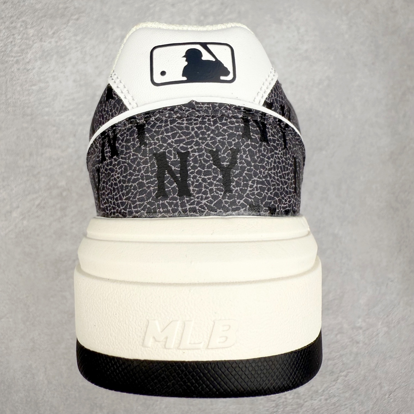 图片[7]-MLB Chunky Liner Basic 复古印花学长鞋系列低帮轻量增高厚底百搭休闲运动慢跑鞋板鞋 Korea韩国联名NY美国榄球纽约洋基队限定 韩国代购专供 全套原楦原纸板原厂数据开发 正确中底拉帮中底网布细节 平台代购专供 左脚内置芯片 韩国代购吊牌标贴 独家一比一RB+MD组合大底 高频后跟小人Logo精准对位立体饱满 正确网布加超迁鞋面 转印中底走线紧密 转印Logo工艺表层防刮不掉色 尺码：35 36 36.5 37.5 38 38.5 39 40 40.5 41 42 42.5 43 44 45-选品中心