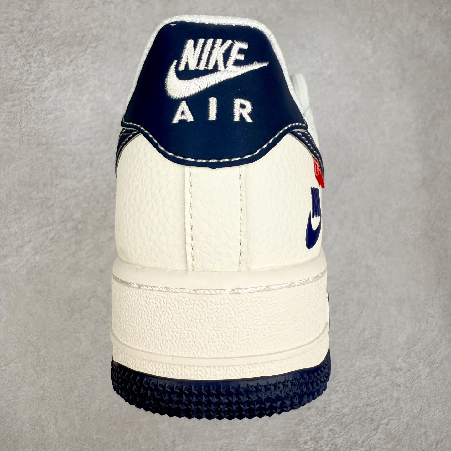 图片[8]-NK Air Force 1´07 Low 空军一号低帮百搭休闲运动板鞋 HH7518-071 柔软、弹性十足的缓震性能和出色的中底设计 横跨复古与现代的外型结合 造就出风靡全球 三十多年的Force 1 直到今天还深受青睐 实拍调校N版已经零色差零失真 百分百还原实物色彩所见即所得 不存在货不对板色差等低级问题 选购参考实物拍摄 不混卖不参货 只用心做好货严格选品 承诺混一赔十 尺码：36 36.5 37.5 38 38.5 39 40 40.5 41 42 42.5 43 44 44.5 45-选品中心