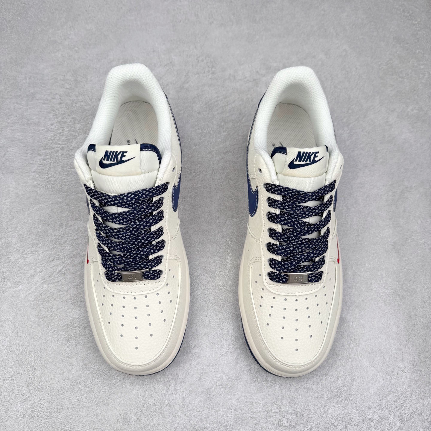 图片[2]-NK Air Force 1´07 Low 空军一号低帮百搭休闲运动板鞋 HH7518-071 柔软、弹性十足的缓震性能和出色的中底设计 横跨复古与现代的外型结合 造就出风靡全球 三十多年的Force 1 直到今天还深受青睐 实拍调校N版已经零色差零失真 百分百还原实物色彩所见即所得 不存在货不对板色差等低级问题 选购参考实物拍摄 不混卖不参货 只用心做好货严格选品 承诺混一赔十 尺码：36 36.5 37.5 38 38.5 39 40 40.5 41 42 42.5 43 44 44.5 45-选品中心