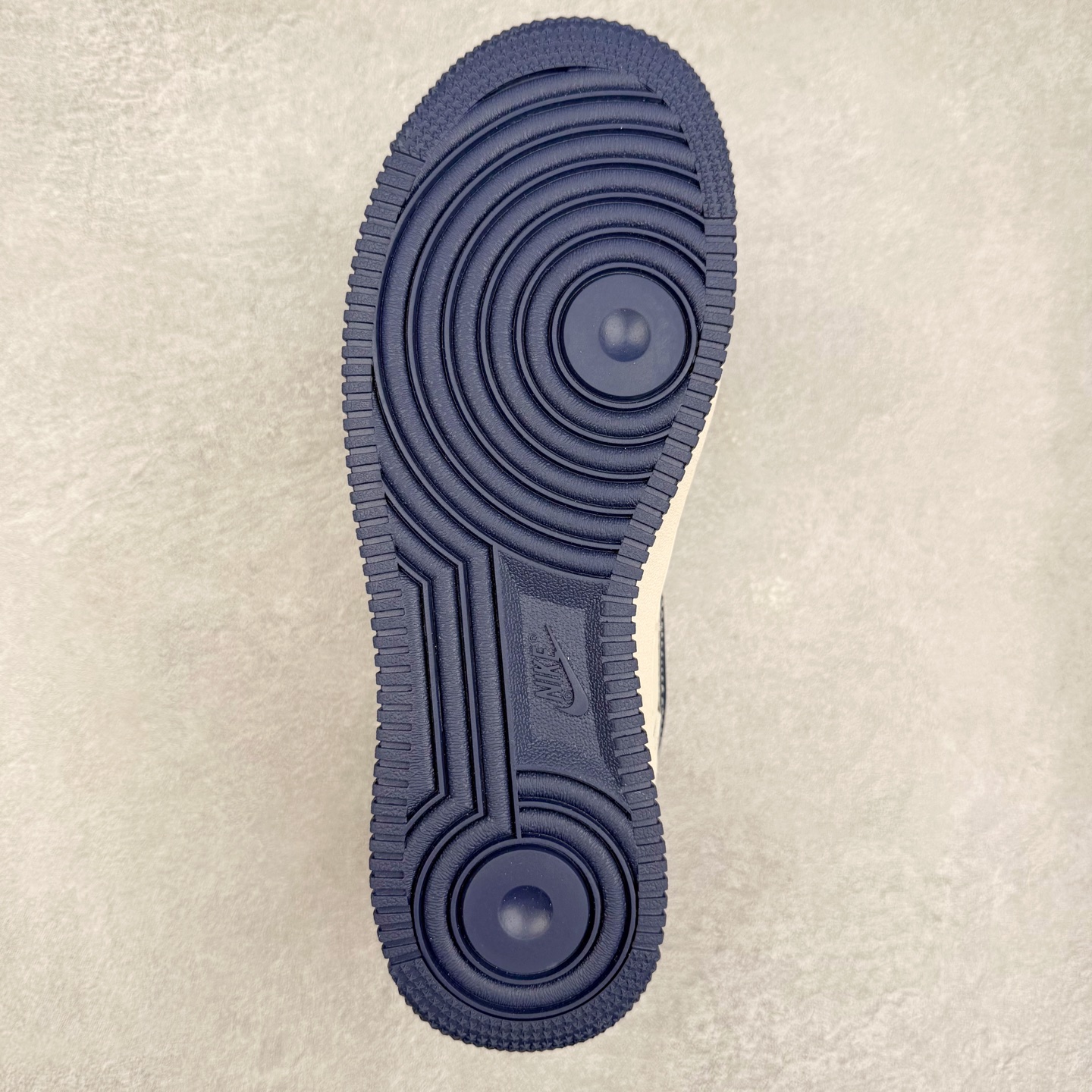 图片[9]-NK Air Force 1´07 Low 空军一号低帮百搭休闲运动板鞋 HH7518-071 柔软、弹性十足的缓震性能和出色的中底设计 横跨复古与现代的外型结合 造就出风靡全球 三十多年的Force 1 直到今天还深受青睐 实拍调校N版已经零色差零失真 百分百还原实物色彩所见即所得 不存在货不对板色差等低级问题 选购参考实物拍摄 不混卖不参货 只用心做好货严格选品 承诺混一赔十 尺码：36 36.5 37.5 38 38.5 39 40 40.5 41 42 42.5 43 44 44.5 45-选品中心