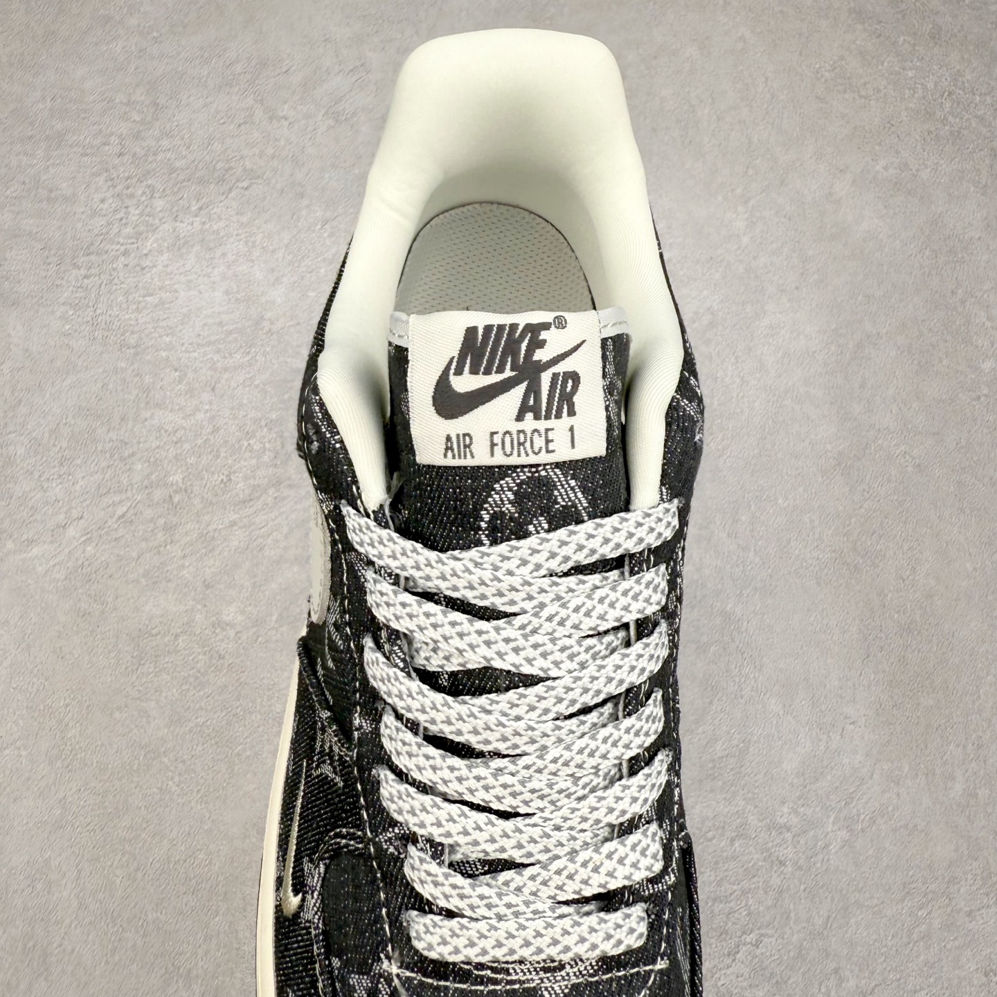 图片[5]-NK Air Force 1´07 Low 空军一号低帮百搭休闲运动板鞋 ZD1988-003 柔软、弹性十足的缓震性能和出色的中底设计 横跨复古与现代的外型结合 造就出风靡全球 三十多年的Force 1 直到今天还深受青睐 实拍调校N版已经零色差零失真 百分百还原实物色彩所见即所得 不存在货不对板色差等低级问题 选购参考实物拍摄 不混卖不参货 只用心做好货严格选品 承诺混一赔十 尺码：36 36.5 37.5 38 38.5 39 40 40.5 41 42 42.5 43 44 44.5 45-选品中心