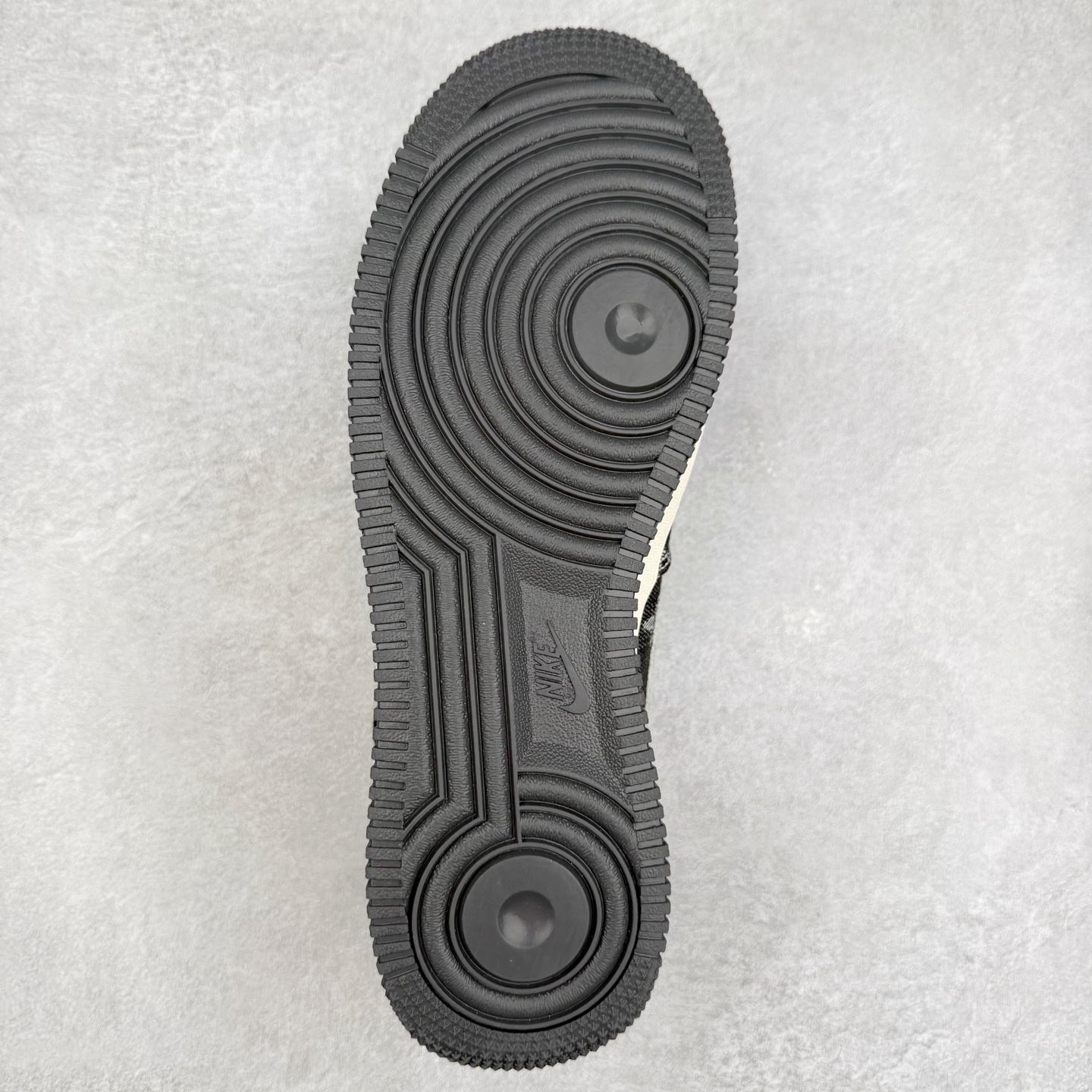 图片[9]-NK Air Force 1´07 Low 空军一号低帮百搭休闲运动板鞋 ZD1988-003 柔软、弹性十足的缓震性能和出色的中底设计 横跨复古与现代的外型结合 造就出风靡全球 三十多年的Force 1 直到今天还深受青睐 实拍调校N版已经零色差零失真 百分百还原实物色彩所见即所得 不存在货不对板色差等低级问题 选购参考实物拍摄 不混卖不参货 只用心做好货严格选品 承诺混一赔十 尺码：36 36.5 37.5 38 38.5 39 40 40.5 41 42 42.5 43 44 44.5 45-选品中心