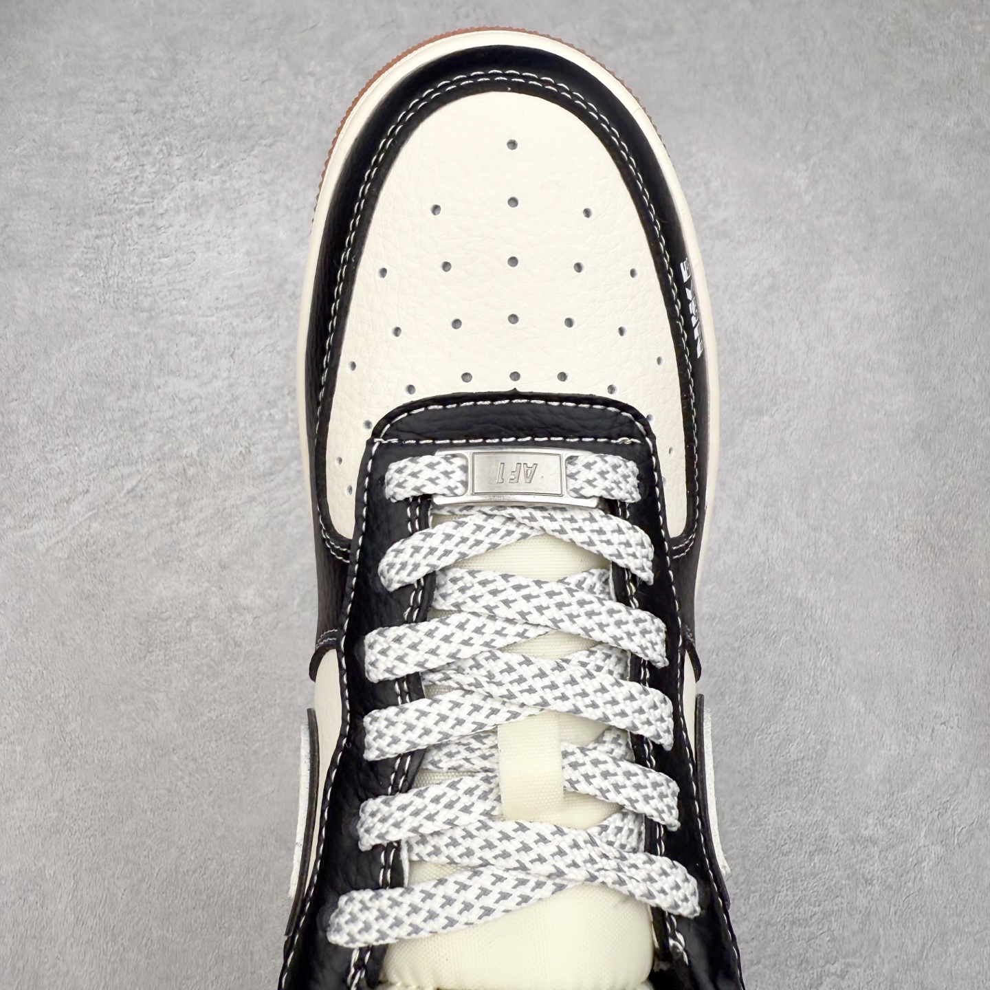 图片[4]-NK Air Force 1´07 Low 空军一号低帮百搭休闲运动板鞋 SM6188-114 柔软、弹性十足的缓震性能和出色的中底设计 横跨复古与现代的外型结合 造就出风靡全球 三十多年的Force 1 直到今天还深受青睐 实拍调校N版已经零色差零失真 百分百还原实物色彩所见即所得 不存在货不对板色差等低级问题 选购参考实物拍摄 不混卖不参货 只用心做好货严格选品 承诺混一赔十 尺码：36 36.5 37.5 38 38.5 39 40 40.5 41 42 42.5 43 44 44.5 45-选品中心