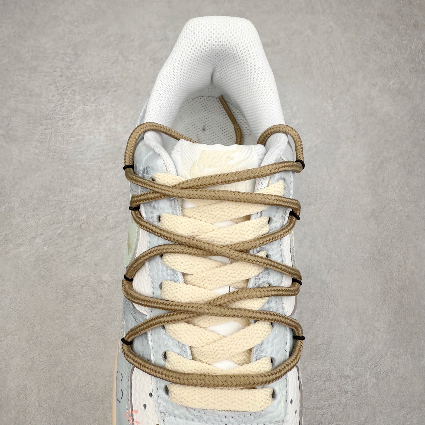 图片[5]-NK Air Force 1´07 Low 空军一号低帮百搭休闲运动板鞋 YT0303-222 柔软、弹性十足的缓震性能和出色的中底设计 横跨复古与现代的外型结合 造就出风靡全球 三十多年的Force 1 直到今天还深受青睐 实拍调校N版已经零色差零失真 百分百还原实物色彩所见即所得 不存在货不对板色差等低级问题 选购参考实物拍摄 不混卖不参货 只用心做好货严格选品 承诺混一赔十 尺码：36 36.5 37.5 38 38.5 39 40 40.5 41 42 42.5 43 44 44.5 45-选品中心