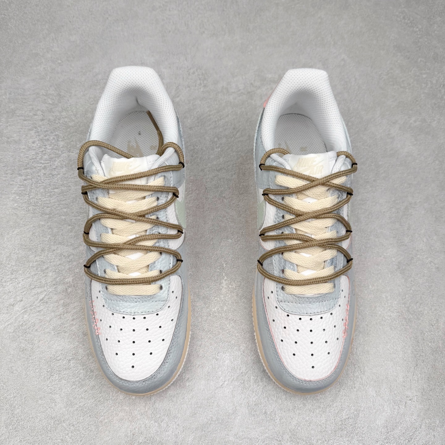 图片[2]-NK Air Force 1´07 Low 空军一号低帮百搭休闲运动板鞋 YT0303-222 柔软、弹性十足的缓震性能和出色的中底设计 横跨复古与现代的外型结合 造就出风靡全球 三十多年的Force 1 直到今天还深受青睐 实拍调校N版已经零色差零失真 百分百还原实物色彩所见即所得 不存在货不对板色差等低级问题 选购参考实物拍摄 不混卖不参货 只用心做好货严格选品 承诺混一赔十 尺码：36 36.5 37.5 38 38.5 39 40 40.5 41 42 42.5 43 44 44.5 45-选品中心