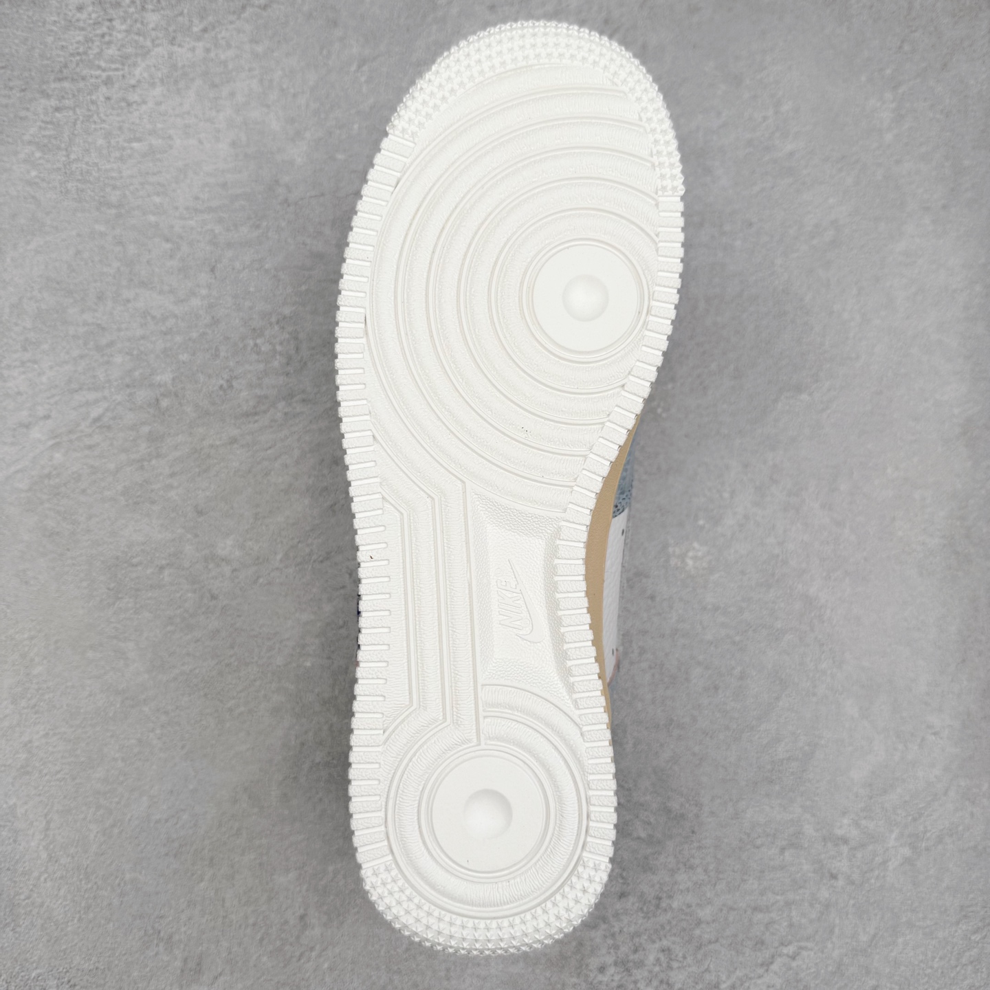 图片[9]-NK Air Force 1´07 Low 空军一号低帮百搭休闲运动板鞋 YT0303-222 柔软、弹性十足的缓震性能和出色的中底设计 横跨复古与现代的外型结合 造就出风靡全球 三十多年的Force 1 直到今天还深受青睐 实拍调校N版已经零色差零失真 百分百还原实物色彩所见即所得 不存在货不对板色差等低级问题 选购参考实物拍摄 不混卖不参货 只用心做好货严格选品 承诺混一赔十 尺码：36 36.5 37.5 38 38.5 39 40 40.5 41 42 42.5 43 44 44.5 45-选品中心