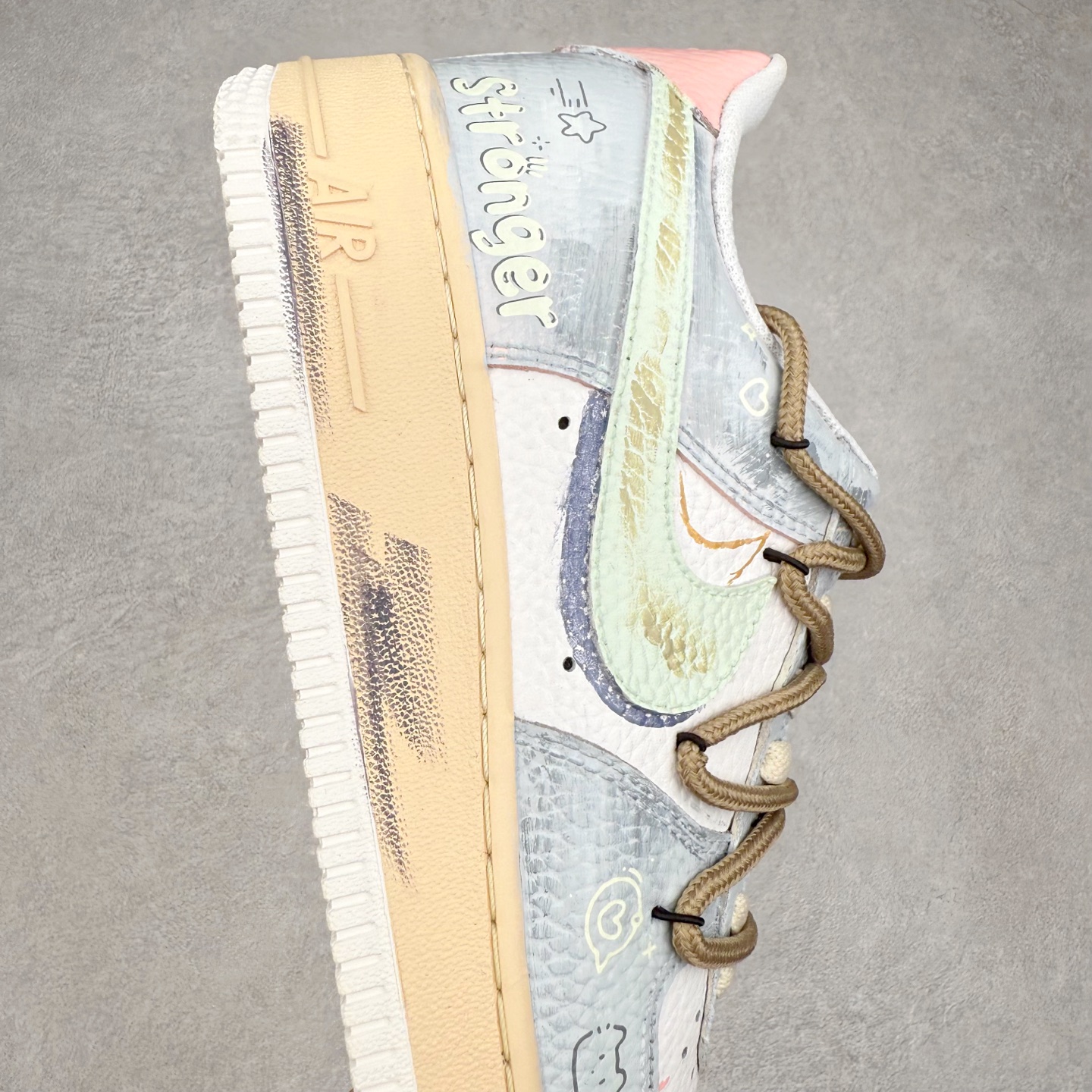 图片[6]-NK Air Force 1´07 Low 空军一号低帮百搭休闲运动板鞋 YT0303-222 柔软、弹性十足的缓震性能和出色的中底设计 横跨复古与现代的外型结合 造就出风靡全球 三十多年的Force 1 直到今天还深受青睐 实拍调校N版已经零色差零失真 百分百还原实物色彩所见即所得 不存在货不对板色差等低级问题 选购参考实物拍摄 不混卖不参货 只用心做好货严格选品 承诺混一赔十 尺码：36 36.5 37.5 38 38.5 39 40 40.5 41 42 42.5 43 44 44.5 45-选品中心