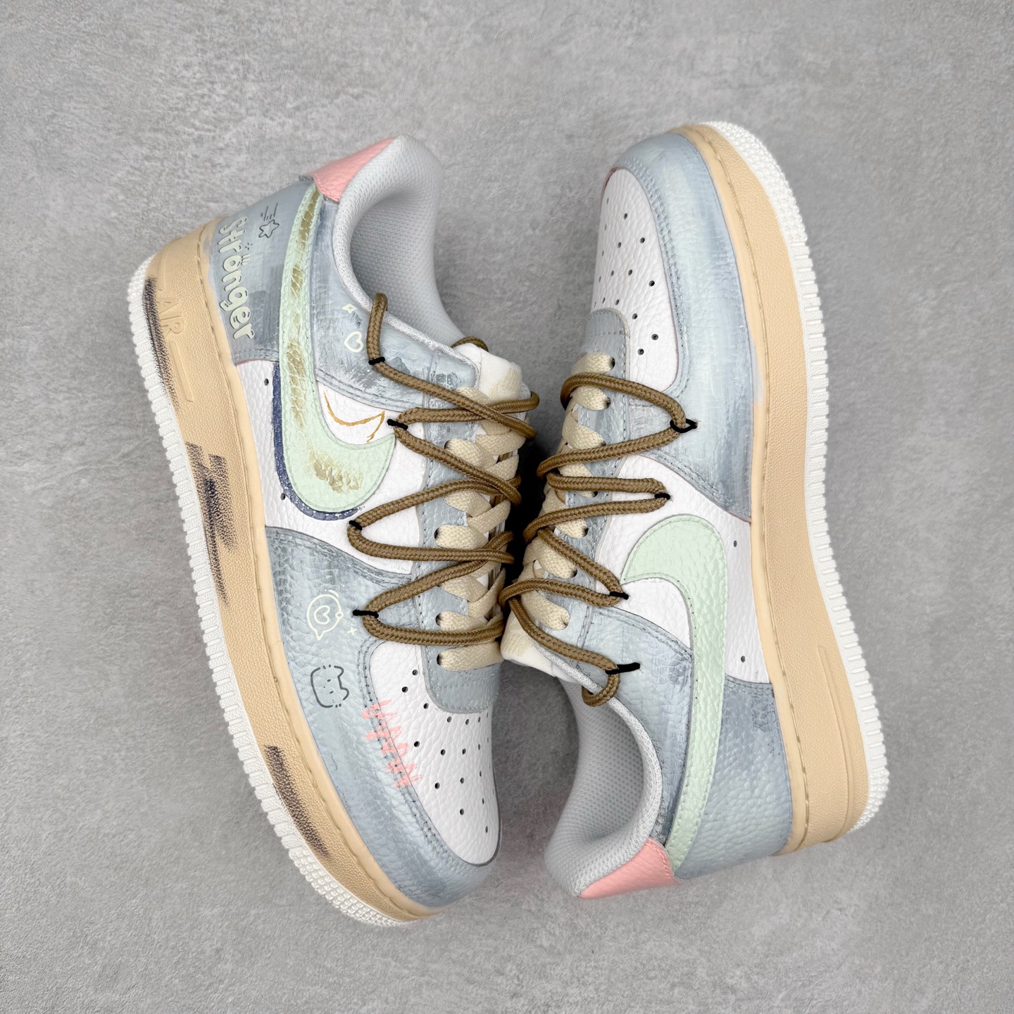 图片[3]-NK Air Force 1´07 Low 空军一号低帮百搭休闲运动板鞋 YT0303-222 柔软、弹性十足的缓震性能和出色的中底设计 横跨复古与现代的外型结合 造就出风靡全球 三十多年的Force 1 直到今天还深受青睐 实拍调校N版已经零色差零失真 百分百还原实物色彩所见即所得 不存在货不对板色差等低级问题 选购参考实物拍摄 不混卖不参货 只用心做好货严格选品 承诺混一赔十 尺码：36 36.5 37.5 38 38.5 39 40 40.5 41 42 42.5 43 44 44.5 45-选品中心