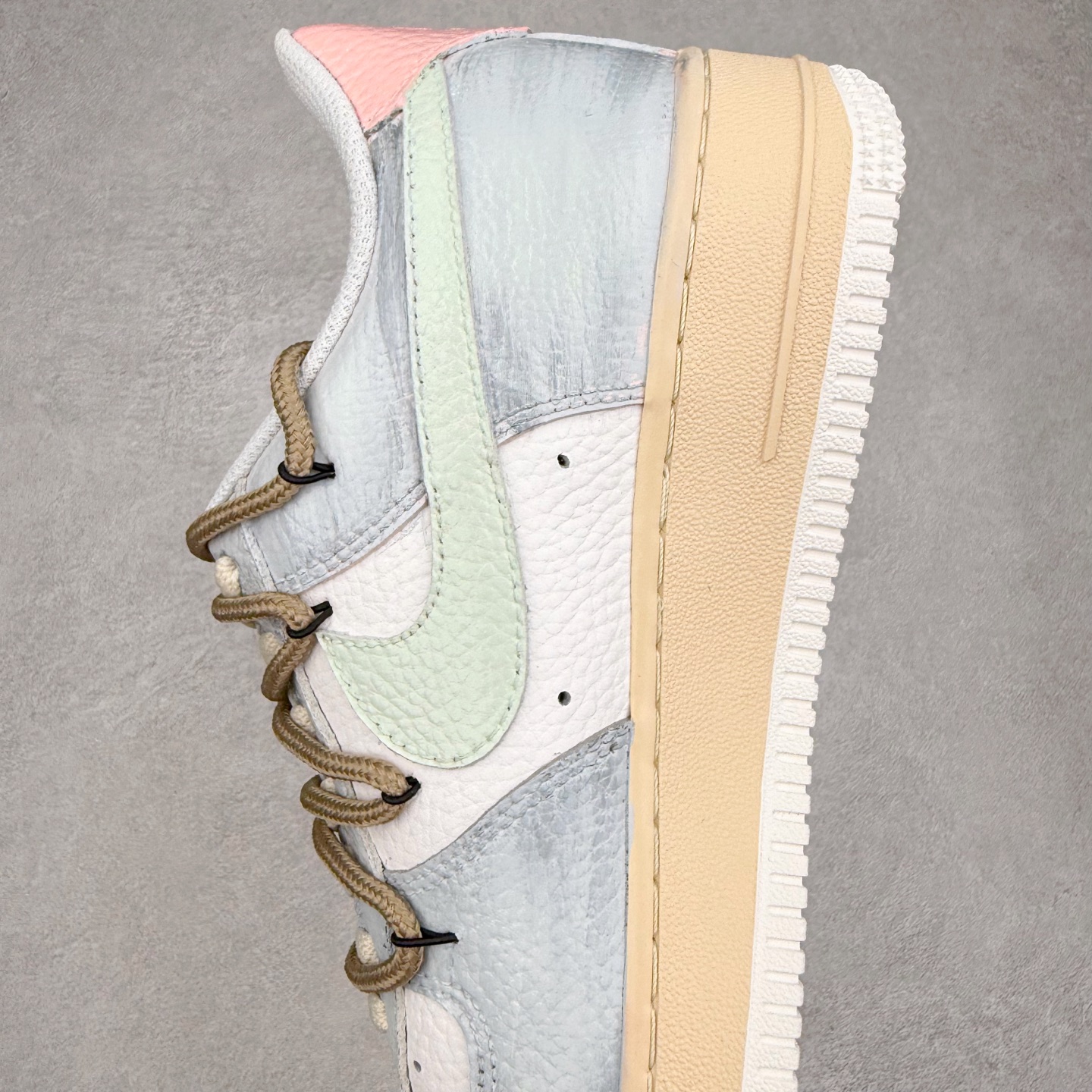 图片[7]-NK Air Force 1´07 Low 空军一号低帮百搭休闲运动板鞋 YT0303-222 柔软、弹性十足的缓震性能和出色的中底设计 横跨复古与现代的外型结合 造就出风靡全球 三十多年的Force 1 直到今天还深受青睐 实拍调校N版已经零色差零失真 百分百还原实物色彩所见即所得 不存在货不对板色差等低级问题 选购参考实物拍摄 不混卖不参货 只用心做好货严格选品 承诺混一赔十 尺码：36 36.5 37.5 38 38.5 39 40 40.5 41 42 42.5 43 44 44.5 45-选品中心