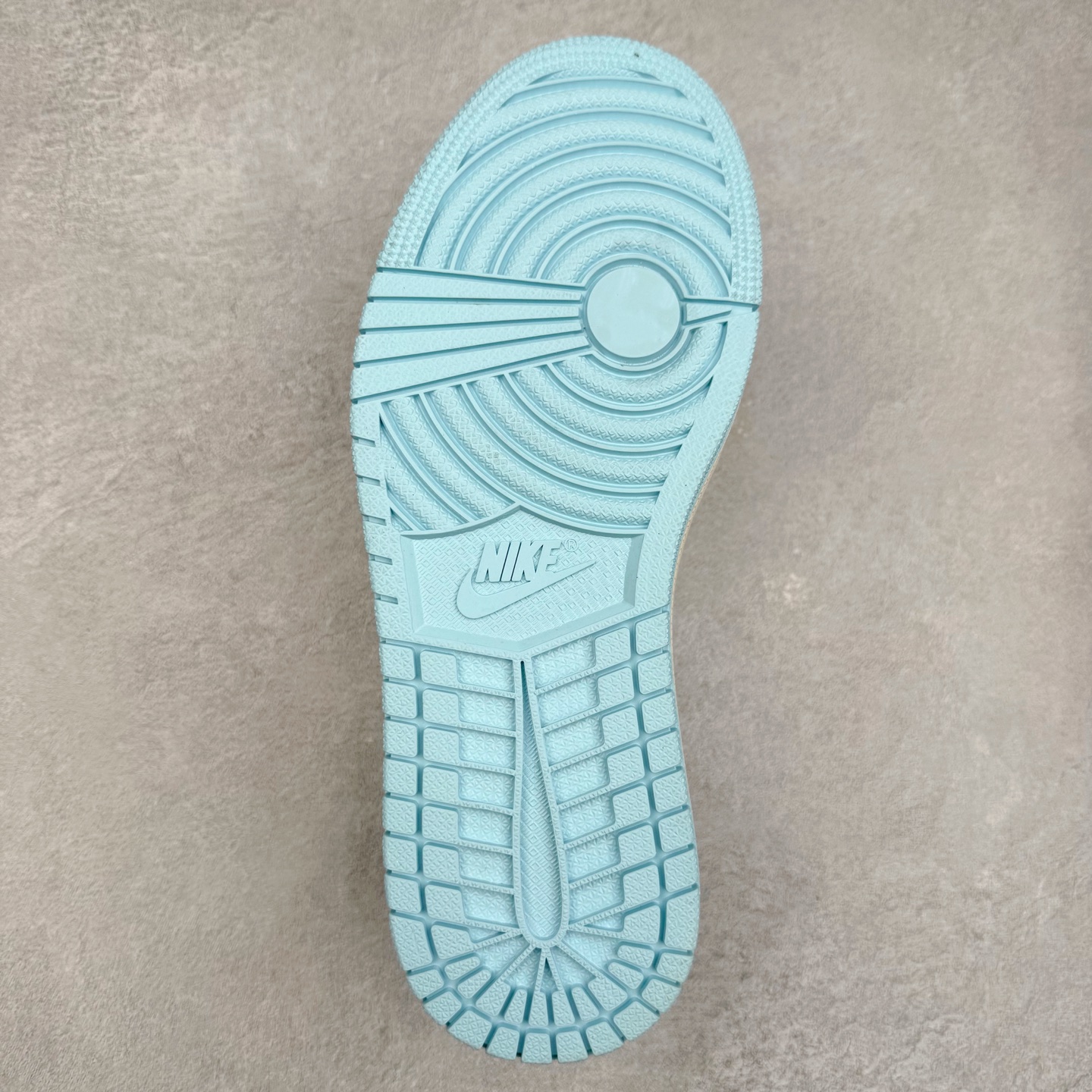 图片[9]-TS x Air Jordan AJ1 Low 倒钩低帮联名定制配色 LD2028-054 原厂内置气垫魔块 A模大底 头层小牛皮 鞋舌AJ原厂专用牛津布+AJ专用反口珍珠布+原厂无杂质高弹内里海棉+特殊封边弹力鞋带 实拍调校N版已经零色差零失真 百分百还原实物色彩所见即所得 不存在货不对板色差等低级问题 选购参考实物拍摄 不混卖不参货 只用心做好货严格选品 承诺混一赔十 尺码：36 36.5 37.5 38 38.5 39 40 40.5 41 42 42.5 43 44 44.5 45-选品中心