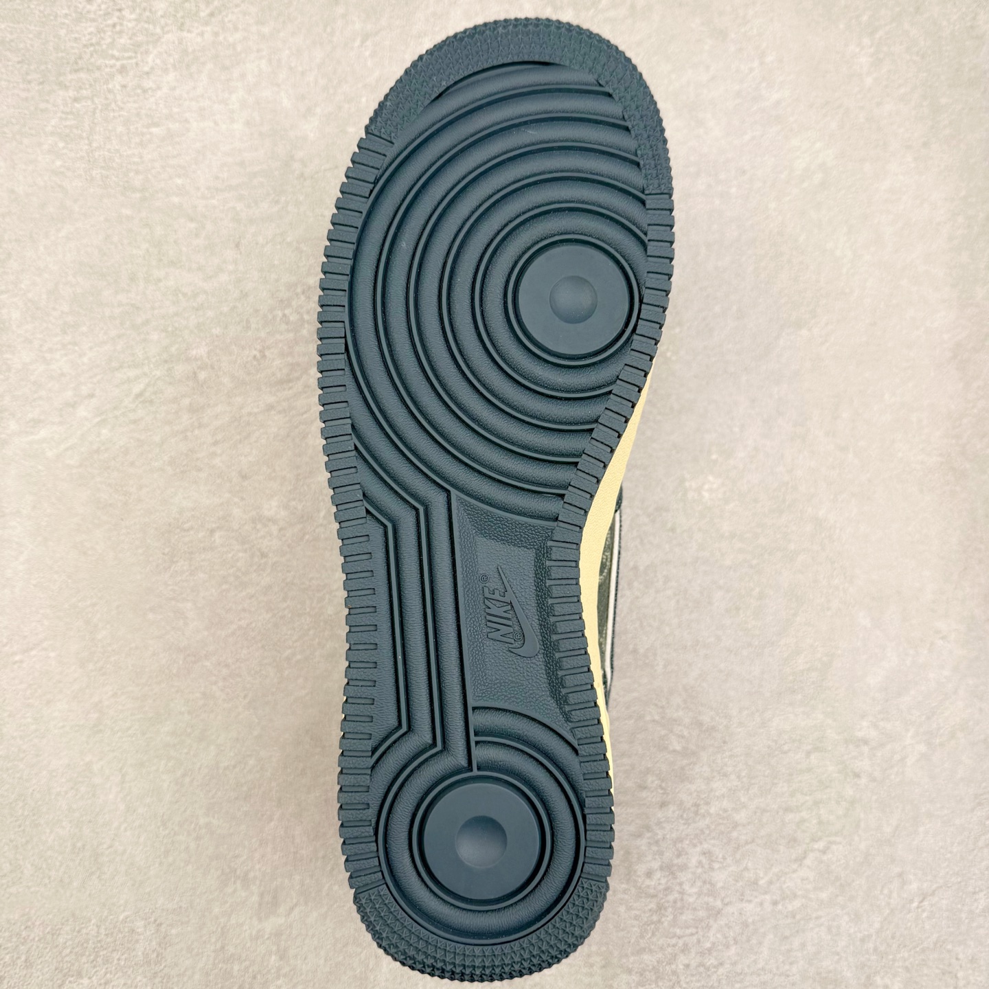 图片[9]-NK Air Force 1´07 Low 空军一号低帮百搭休闲运动板鞋 SC0601-561 柔软、弹性十足的缓震性能和出色的中底设计 横跨复古与现代的外型结合 造就出风靡全球 三十多年的Force 1 直到今天还深受青睐 实拍调校N版已经零色差零失真 百分百还原实物色彩所见即所得 不存在货不对板色差等低级问题 选购参考实物拍摄 不混卖不参货 只用心做好货严格选品 承诺混一赔十 尺码：36 36.5 37.5 38 38.5 39 40 40.5 41 42 42.5 43 44 44.5 45-选品中心