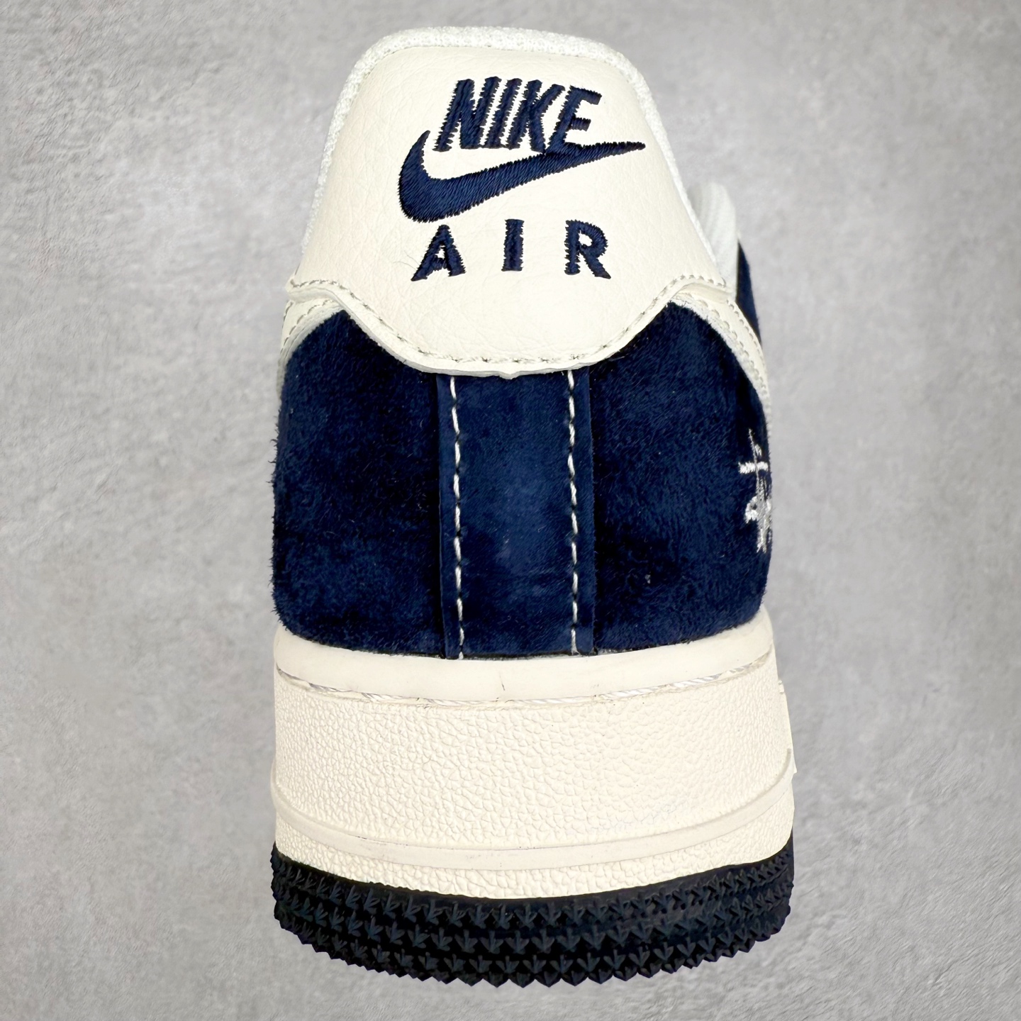 图片[8]-NK Air Force 1´07 Low 空军一号低帮百搭休闲运动板鞋 SM6188-673 柔软、弹性十足的缓震性能和出色的中底设计 横跨复古与现代的外型结合 造就出风靡全球 三十多年的Force 1 直到今天还深受青睐 实拍调校N版已经零色差零失真 百分百还原实物色彩所见即所得 不存在货不对板色差等低级问题 选购参考实物拍摄 不混卖不参货 只用心做好货严格选品 承诺混一赔十 尺码：36 36.5 37.5 38 38.5 39 40 40.5 41 42 42.5 43 44 44.5 45-选品中心