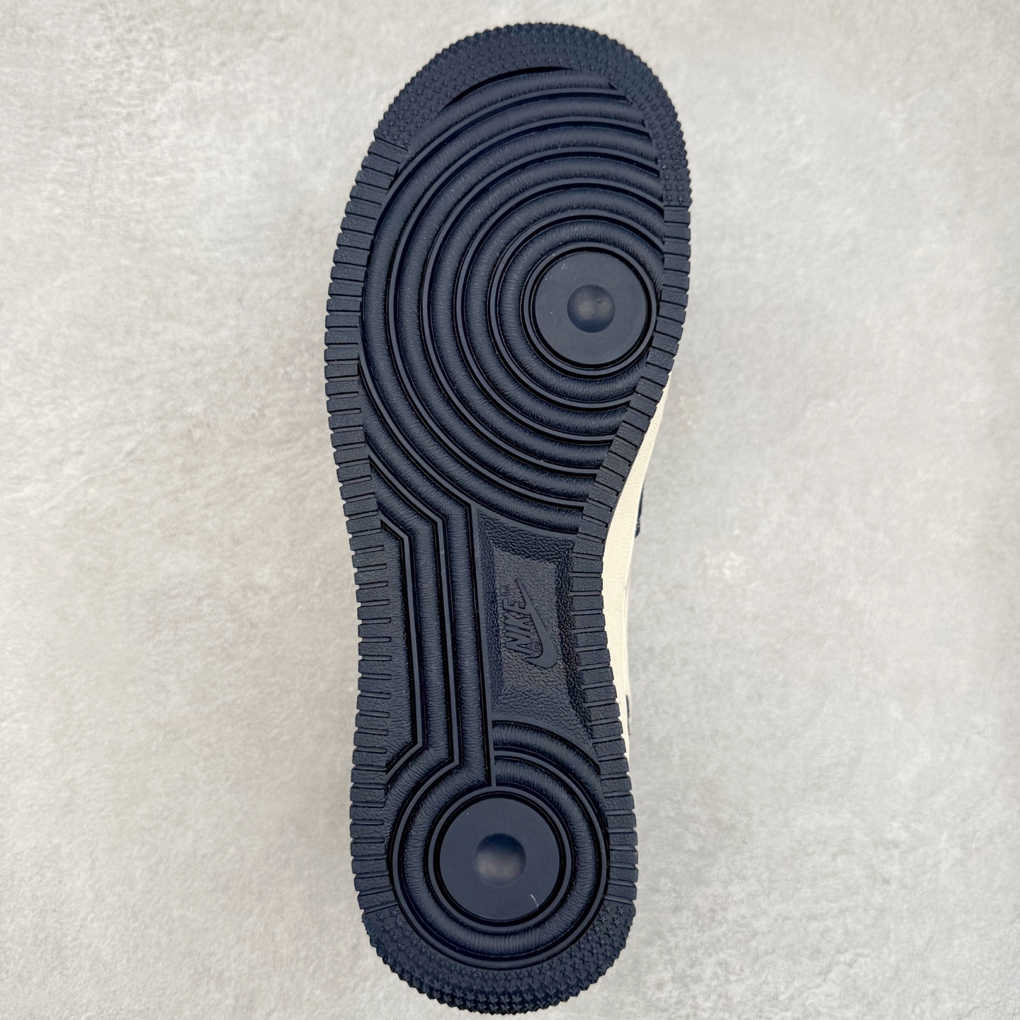 图片[9]-NK Air Force 1´07 Low 空军一号低帮百搭休闲运动板鞋 SM6188-673 柔软、弹性十足的缓震性能和出色的中底设计 横跨复古与现代的外型结合 造就出风靡全球 三十多年的Force 1 直到今天还深受青睐 实拍调校N版已经零色差零失真 百分百还原实物色彩所见即所得 不存在货不对板色差等低级问题 选购参考实物拍摄 不混卖不参货 只用心做好货严格选品 承诺混一赔十 尺码：36 36.5 37.5 38 38.5 39 40 40.5 41 42 42.5 43 44 44.5 45-选品中心