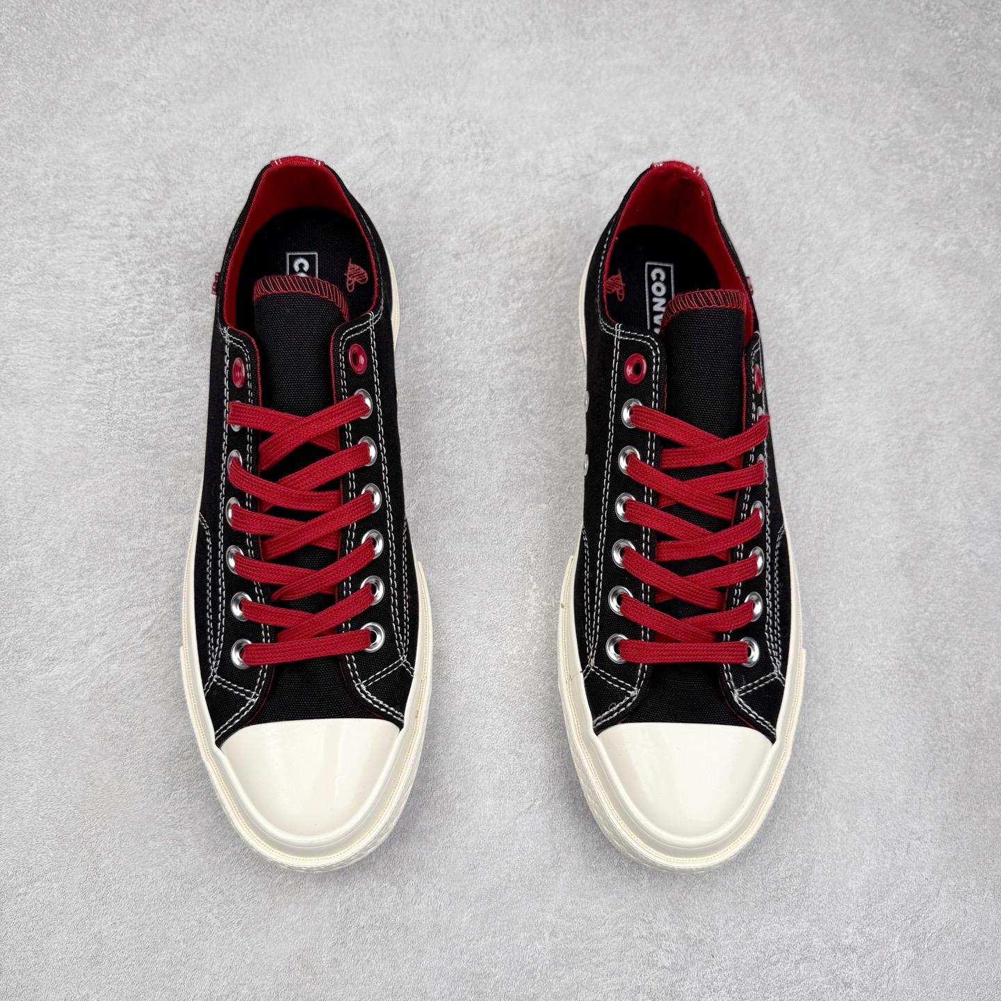 图片[2]-Converse Chuck 1970s 情人节 匡威2025七夕限定复古休闲帆布鞋 采用经典70s鞋型搭配复古黑红配色 双色鞋带混搭潮流 ❤️小爱心立体贴片配饰突出主题 货号：A16577C 尺码：35 36 36.5 37 37.5 38 39 39.5 40 41 41.5 42 42.5 43 44-选品中心
