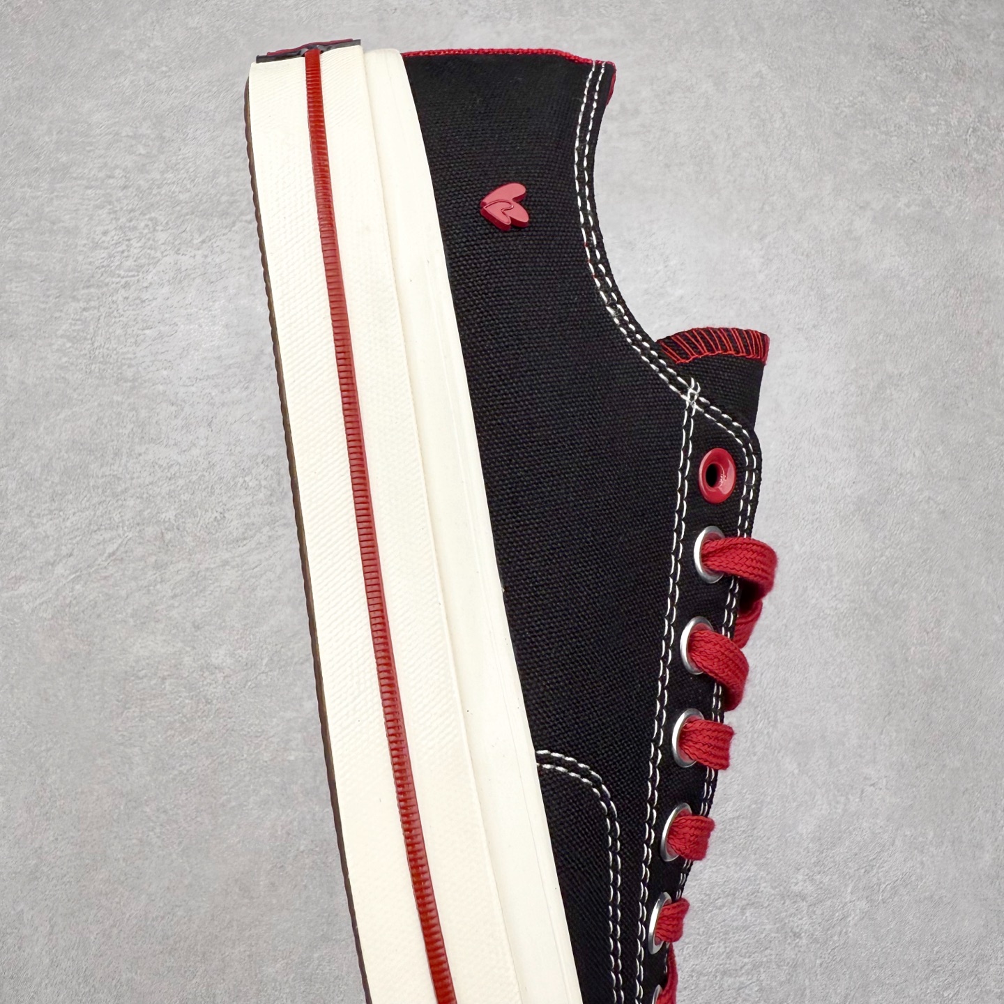 图片[6]-Converse Chuck 1970s 情人节 匡威2025七夕限定复古休闲帆布鞋 采用经典70s鞋型搭配复古黑红配色 双色鞋带混搭潮流 ❤️小爱心立体贴片配饰突出主题 货号：A16577C 尺码：35 36 36.5 37 37.5 38 39 39.5 40 41 41.5 42 42.5 43 44-选品中心
