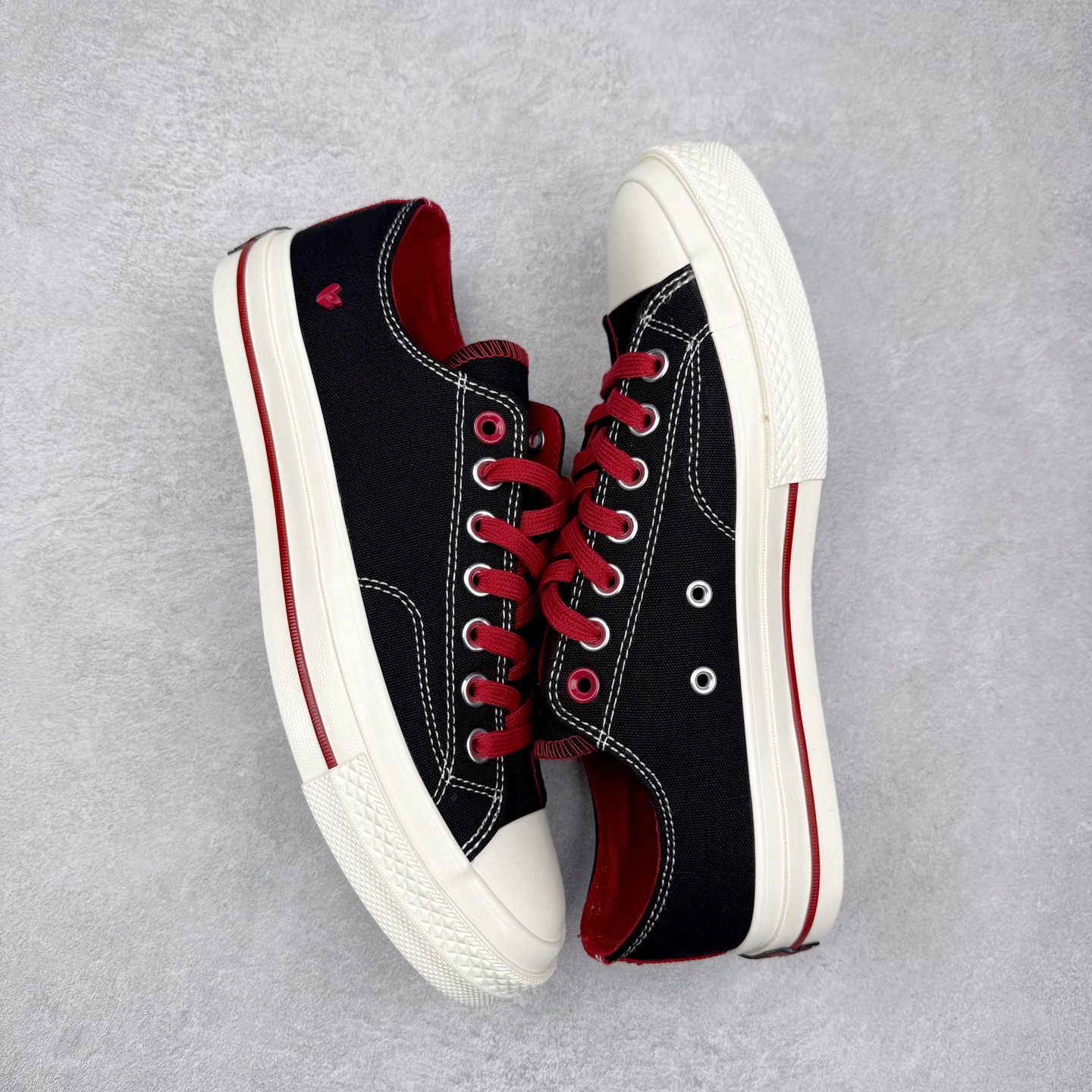 图片[3]-Converse Chuck 1970s 情人节 匡威2025七夕限定复古休闲帆布鞋 采用经典70s鞋型搭配复古黑红配色 双色鞋带混搭潮流 ❤️小爱心立体贴片配饰突出主题 货号：A16577C 尺码：35 36 36.5 37 37.5 38 39 39.5 40 41 41.5 42 42.5 43 44-选品中心
