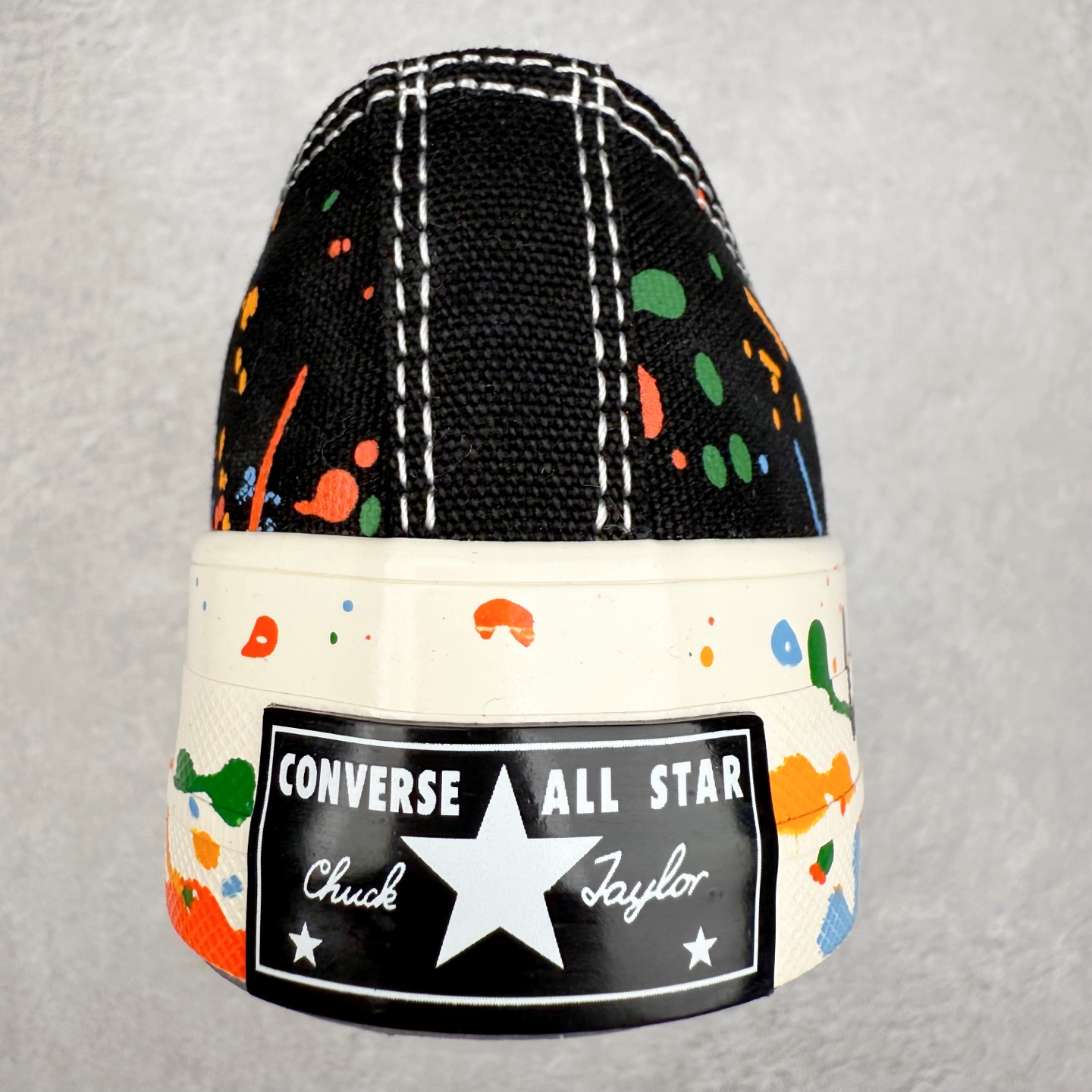 图片[8]-王源 x Converse Chuck 1970S 泼墨 匡威携手王源联名签名款帆布鞋 本次联名将“Chuck挺你步步生彩”的理念融入设计，鞋身大胆采用多彩泼墨工艺，如同将舞台灯光凝固在帆布上。每一抹跳跃的色块都暗藏巧思，正红色象征赤诚初心，电光蓝呼应音乐能量，而泼墨的不规则形态恰似追梦路上迸发的灵感火花。不对称方圆鞋帮贴片是王源特色的哲学符号，展现他对自由与无限可能的追求。后跟印有“BORN FREE, LOVE FEARLESS”字样，灵感源自他的原创歌曲《一样》中“生而自由，爱而无畏”的歌词，诠释了他对梦想的热爱与对自我的坚定。半透明外底则满印涂鸦图案，灵感来自他一路走来的音乐足迹，记录他在唱作旅程中的每一份热血与坚持。 货号：A18761C 低帮 货号：A18760C 高帮 尺码：35 36 36.5 37 37.5 38 39 39.5 40 41 41.5 42 42.5 43 44-选品中心