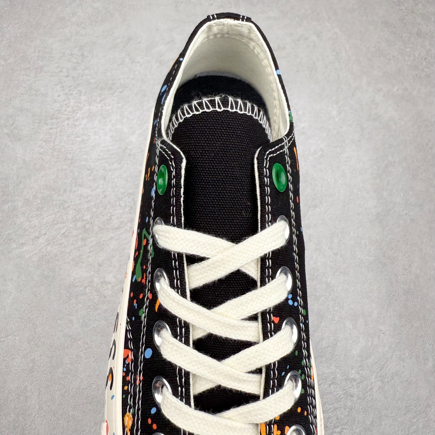 图片[5]-王源 x Converse Chuck 1970S 泼墨 匡威携手王源联名签名款帆布鞋 本次联名将“Chuck挺你步步生彩”的理念融入设计，鞋身大胆采用多彩泼墨工艺，如同将舞台灯光凝固在帆布上。每一抹跳跃的色块都暗藏巧思，正红色象征赤诚初心，电光蓝呼应音乐能量，而泼墨的不规则形态恰似追梦路上迸发的灵感火花。不对称方圆鞋帮贴片是王源特色的哲学符号，展现他对自由与无限可能的追求。后跟印有“BORN FREE, LOVE FEARLESS”字样，灵感源自他的原创歌曲《一样》中“生而自由，爱而无畏”的歌词，诠释了他对梦想的热爱与对自我的坚定。半透明外底则满印涂鸦图案，灵感来自他一路走来的音乐足迹，记录他在唱作旅程中的每一份热血与坚持。 货号：A18761C 低帮 货号：A18760C 高帮 尺码：35 36 36.5 37 37.5 38 39 39.5 40 41 41.5 42 42.5 43 44-选品中心