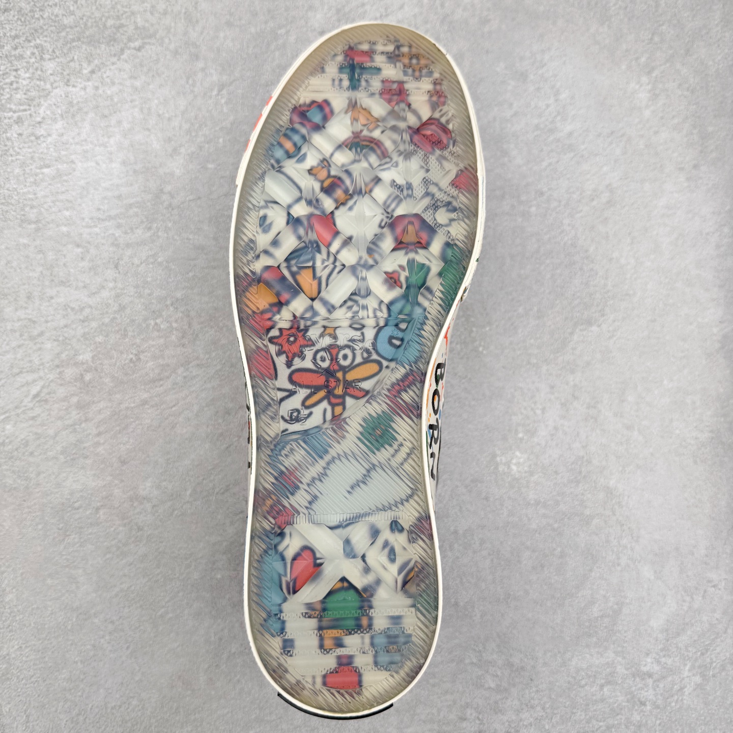 图片[9]-王源 x Converse Chuck 1970S 泼墨 匡威携手王源联名签名款帆布鞋 本次联名将“Chuck挺你步步生彩”的理念融入设计，鞋身大胆采用多彩泼墨工艺，如同将舞台灯光凝固在帆布上。每一抹跳跃的色块都暗藏巧思，正红色象征赤诚初心，电光蓝呼应音乐能量，而泼墨的不规则形态恰似追梦路上迸发的灵感火花。不对称方圆鞋帮贴片是王源特色的哲学符号，展现他对自由与无限可能的追求。后跟印有“BORN FREE, LOVE FEARLESS”字样，灵感源自他的原创歌曲《一样》中“生而自由，爱而无畏”的歌词，诠释了他对梦想的热爱与对自我的坚定。半透明外底则满印涂鸦图案，灵感来自他一路走来的音乐足迹，记录他在唱作旅程中的每一份热血与坚持。 货号：A18761C 低帮 货号：A18760C 高帮 尺码：35 36 36.5 37 37.5 38 39 39.5 40 41 41.5 42 42.5 43 44-选品中心