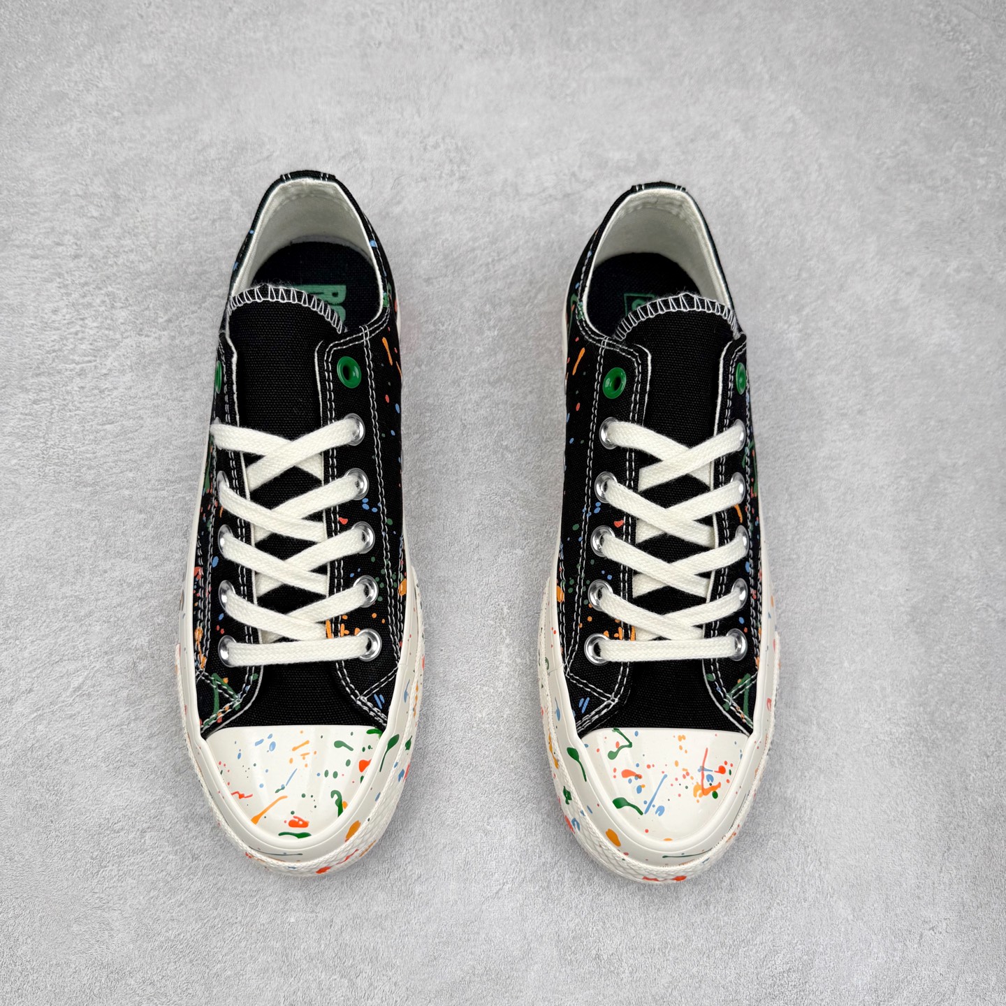 图片[2]-王源 x Converse Chuck 1970S 泼墨 匡威携手王源联名签名款帆布鞋 本次联名将“Chuck挺你步步生彩”的理念融入设计，鞋身大胆采用多彩泼墨工艺，如同将舞台灯光凝固在帆布上。每一抹跳跃的色块都暗藏巧思，正红色象征赤诚初心，电光蓝呼应音乐能量，而泼墨的不规则形态恰似追梦路上迸发的灵感火花。不对称方圆鞋帮贴片是王源特色的哲学符号，展现他对自由与无限可能的追求。后跟印有“BORN FREE, LOVE FEARLESS”字样，灵感源自他的原创歌曲《一样》中“生而自由，爱而无畏”的歌词，诠释了他对梦想的热爱与对自我的坚定。半透明外底则满印涂鸦图案，灵感来自他一路走来的音乐足迹，记录他在唱作旅程中的每一份热血与坚持。 货号：A18761C 低帮 货号：A18760C 高帮 尺码：35 36 36.5 37 37.5 38 39 39.5 40 41 41.5 42 42.5 43 44-选品中心