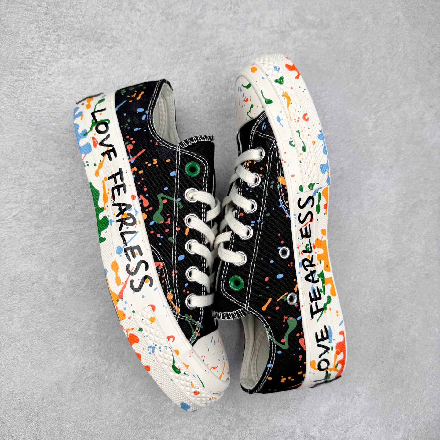 图片[3]-王源 x Converse Chuck 1970S 泼墨 匡威携手王源联名签名款帆布鞋 本次联名将“Chuck挺你步步生彩”的理念融入设计，鞋身大胆采用多彩泼墨工艺，如同将舞台灯光凝固在帆布上。每一抹跳跃的色块都暗藏巧思，正红色象征赤诚初心，电光蓝呼应音乐能量，而泼墨的不规则形态恰似追梦路上迸发的灵感火花。不对称方圆鞋帮贴片是王源特色的哲学符号，展现他对自由与无限可能的追求。后跟印有“BORN FREE, LOVE FEARLESS”字样，灵感源自他的原创歌曲《一样》中“生而自由，爱而无畏”的歌词，诠释了他对梦想的热爱与对自我的坚定。半透明外底则满印涂鸦图案，灵感来自他一路走来的音乐足迹，记录他在唱作旅程中的每一份热血与坚持。 货号：A18761C 低帮 货号：A18760C 高帮 尺码：35 36 36.5 37 37.5 38 39 39.5 40 41 41.5 42 42.5 43 44-选品中心