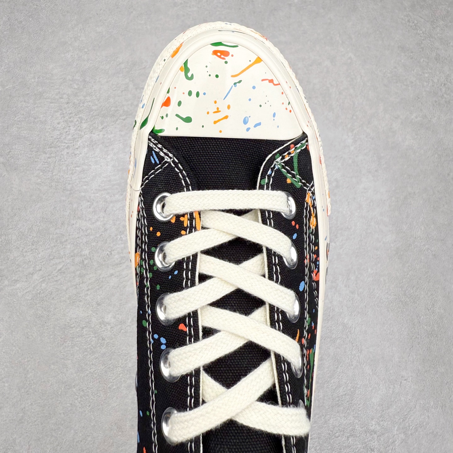 图片[4]-王源 x Converse Chuck 1970S 泼墨 匡威携手王源联名签名款帆布鞋 本次联名将“Chuck挺你步步生彩”的理念融入设计，鞋身大胆采用多彩泼墨工艺，如同将舞台灯光凝固在帆布上。每一抹跳跃的色块都暗藏巧思，正红色象征赤诚初心，电光蓝呼应音乐能量，而泼墨的不规则形态恰似追梦路上迸发的灵感火花。不对称方圆鞋帮贴片是王源特色的哲学符号，展现他对自由与无限可能的追求。后跟印有“BORN FREE, LOVE FEARLESS”字样，灵感源自他的原创歌曲《一样》中“生而自由，爱而无畏”的歌词，诠释了他对梦想的热爱与对自我的坚定。半透明外底则满印涂鸦图案，灵感来自他一路走来的音乐足迹，记录他在唱作旅程中的每一份热血与坚持。 货号：A18761C 低帮 货号：A18760C 高帮 尺码：35 36 36.5 37 37.5 38 39 39.5 40 41 41.5 42 42.5 43 44-选品中心