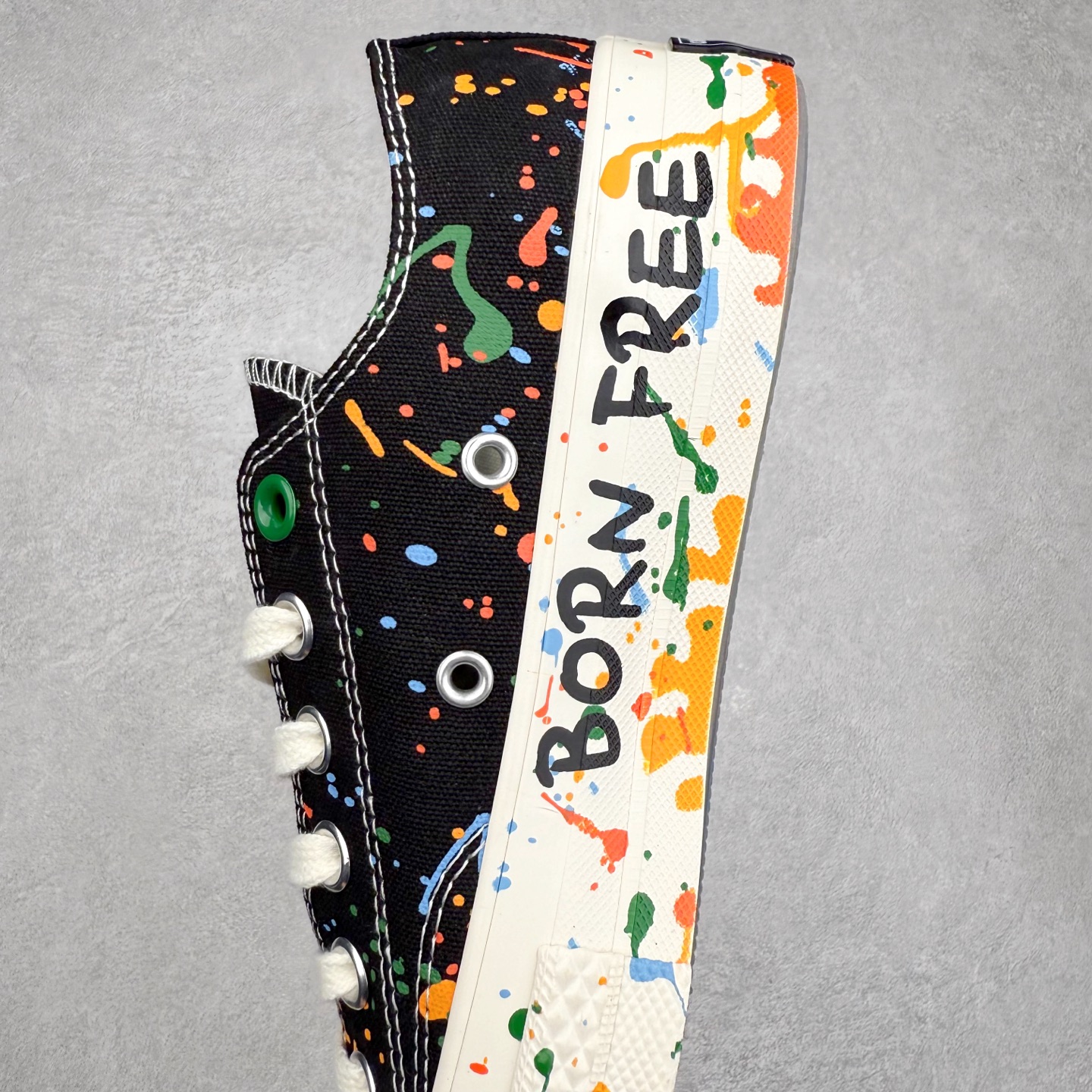 图片[7]-王源 x Converse Chuck 1970S 泼墨 匡威携手王源联名签名款帆布鞋 本次联名将“Chuck挺你步步生彩”的理念融入设计，鞋身大胆采用多彩泼墨工艺，如同将舞台灯光凝固在帆布上。每一抹跳跃的色块都暗藏巧思，正红色象征赤诚初心，电光蓝呼应音乐能量，而泼墨的不规则形态恰似追梦路上迸发的灵感火花。不对称方圆鞋帮贴片是王源特色的哲学符号，展现他对自由与无限可能的追求。后跟印有“BORN FREE, LOVE FEARLESS”字样，灵感源自他的原创歌曲《一样》中“生而自由，爱而无畏”的歌词，诠释了他对梦想的热爱与对自我的坚定。半透明外底则满印涂鸦图案，灵感来自他一路走来的音乐足迹，记录他在唱作旅程中的每一份热血与坚持。 货号：A18761C 低帮 货号：A18760C 高帮 尺码：35 36 36.5 37 37.5 38 39 39.5 40 41 41.5 42 42.5 43 44-选品中心
