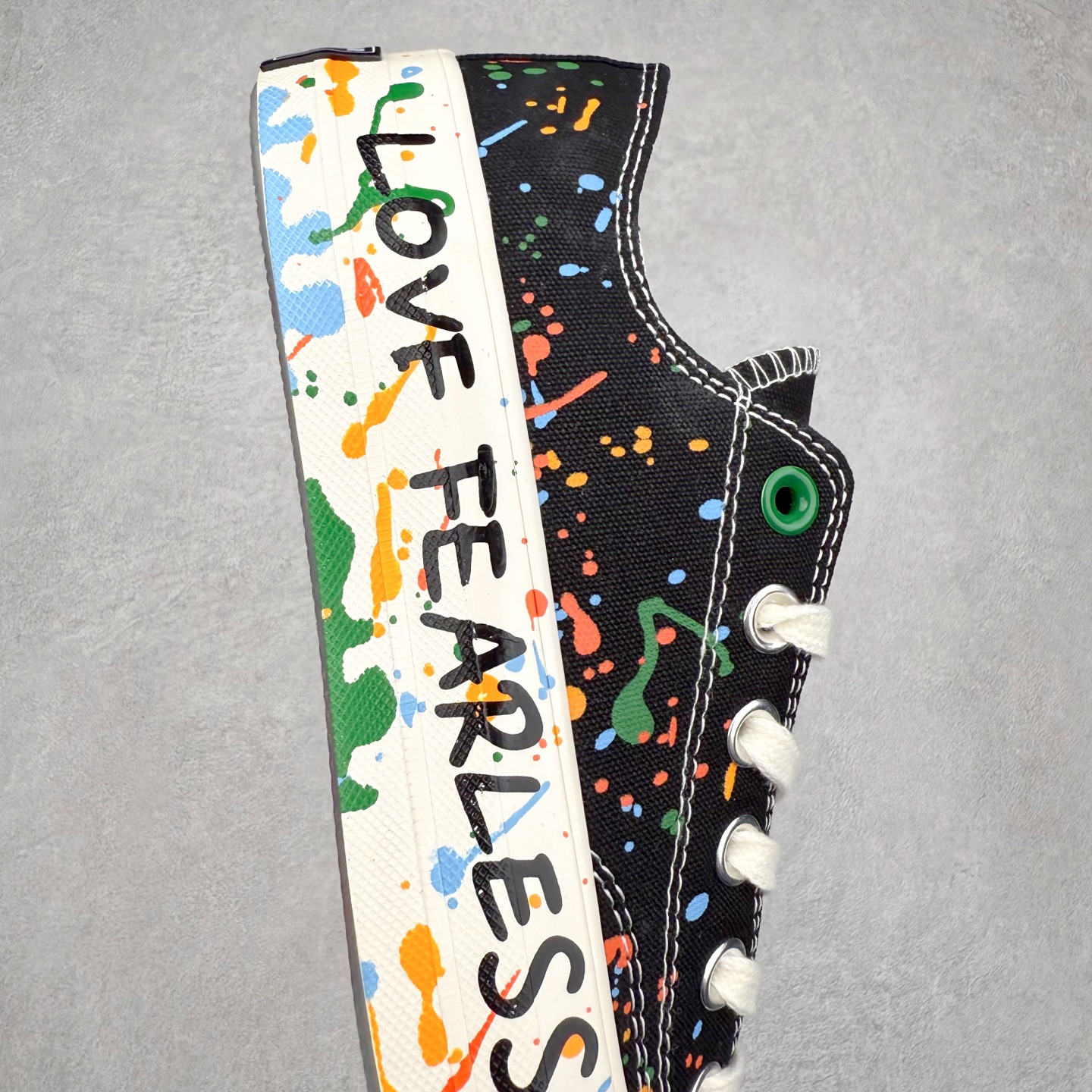 图片[6]-王源 x Converse Chuck 1970S 泼墨 匡威携手王源联名签名款帆布鞋 本次联名将“Chuck挺你步步生彩”的理念融入设计，鞋身大胆采用多彩泼墨工艺，如同将舞台灯光凝固在帆布上。每一抹跳跃的色块都暗藏巧思，正红色象征赤诚初心，电光蓝呼应音乐能量，而泼墨的不规则形态恰似追梦路上迸发的灵感火花。不对称方圆鞋帮贴片是王源特色的哲学符号，展现他对自由与无限可能的追求。后跟印有“BORN FREE, LOVE FEARLESS”字样，灵感源自他的原创歌曲《一样》中“生而自由，爱而无畏”的歌词，诠释了他对梦想的热爱与对自我的坚定。半透明外底则满印涂鸦图案，灵感来自他一路走来的音乐足迹，记录他在唱作旅程中的每一份热血与坚持。 货号：A18761C 低帮 货号：A18760C 高帮 尺码：35 36 36.5 37 37.5 38 39 39.5 40 41 41.5 42 42.5 43 44-选品中心