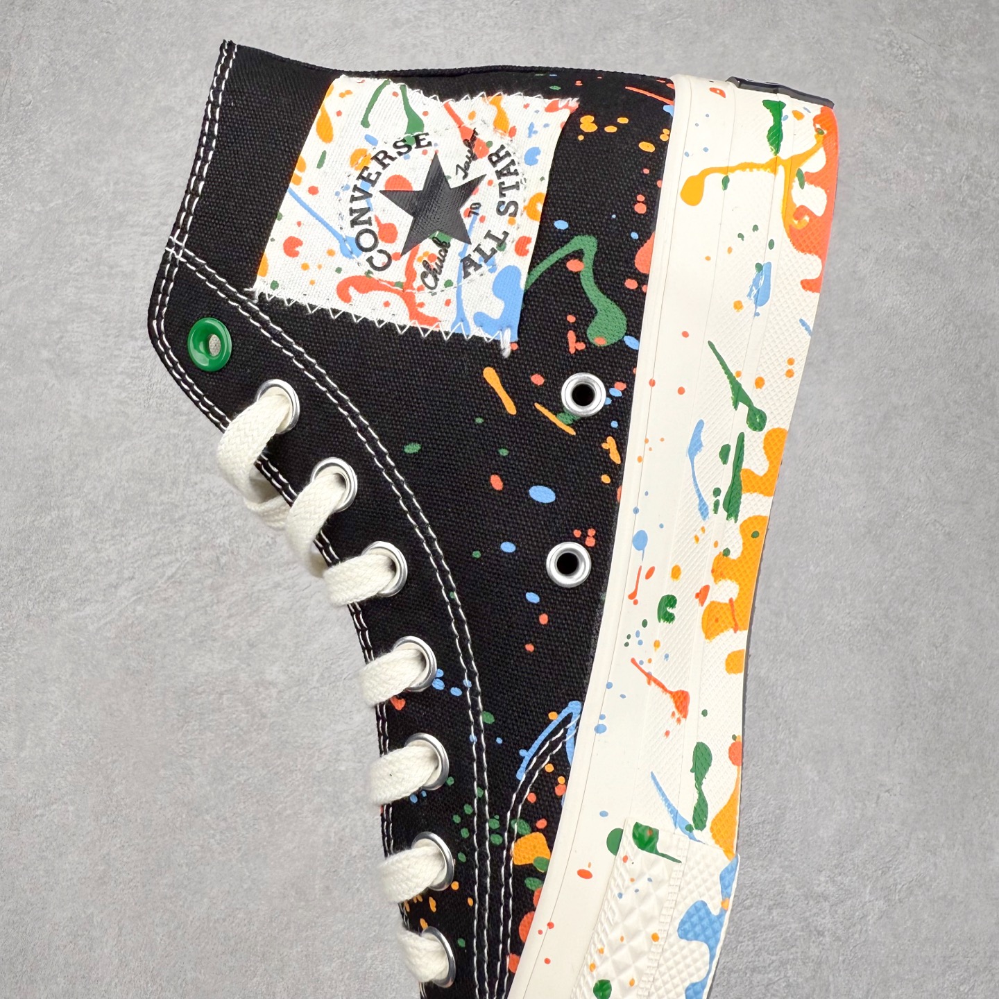 图片[7]-王源 x Converse Chuck 1970S 泼墨 匡威携手王源联名签名款帆布鞋 本次联名将“Chuck挺你步步生彩”的理念融入设计，鞋身大胆采用多彩泼墨工艺，如同将舞台灯光凝固在帆布上。每一抹跳跃的色块都暗藏巧思，正红色象征赤诚初心，电光蓝呼应音乐能量，而泼墨的不规则形态恰似追梦路上迸发的灵感火花。不对称方圆鞋帮贴片是王源特色的哲学符号，展现他对自由与无限可能的追求。后跟印有“BORN FREE, LOVE FEARLESS”字样，灵感源自他的原创歌曲《一样》中“生而自由，爱而无畏”的歌词，诠释了他对梦想的热爱与对自我的坚定。半透明外底则满印涂鸦图案，灵感来自他一路走来的音乐足迹，记录他在唱作旅程中的每一份热血与坚持。 货号：A18761C 低帮 货号：A18760C 高帮 尺码：35 36 36.5 37 37.5 38 39 39.5 40 41 41.5 42 42.5 43 44-选品中心