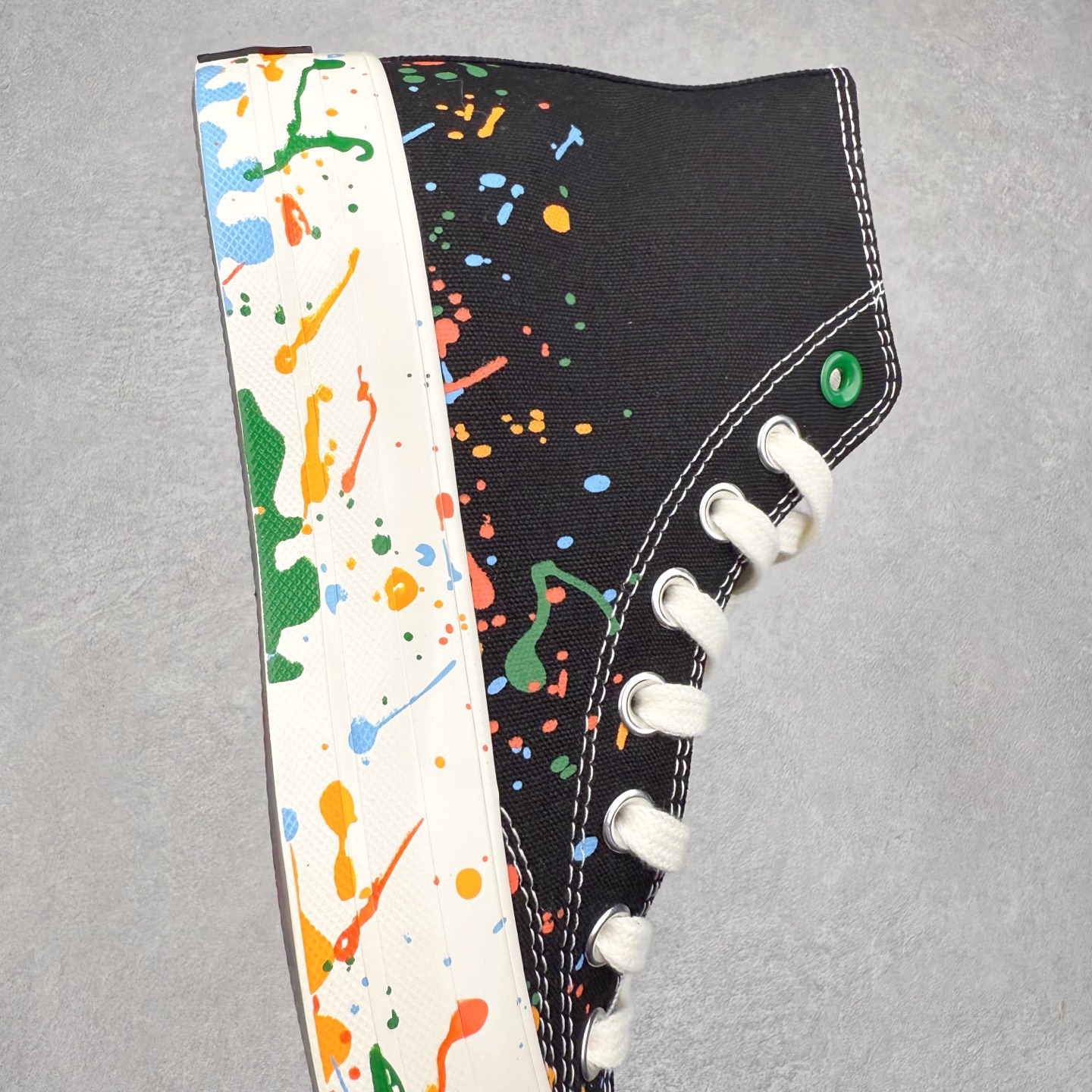 图片[6]-王源 x Converse Chuck 1970S 泼墨 匡威携手王源联名签名款帆布鞋 本次联名将“Chuck挺你步步生彩”的理念融入设计，鞋身大胆采用多彩泼墨工艺，如同将舞台灯光凝固在帆布上。每一抹跳跃的色块都暗藏巧思，正红色象征赤诚初心，电光蓝呼应音乐能量，而泼墨的不规则形态恰似追梦路上迸发的灵感火花。不对称方圆鞋帮贴片是王源特色的哲学符号，展现他对自由与无限可能的追求。后跟印有“BORN FREE, LOVE FEARLESS”字样，灵感源自他的原创歌曲《一样》中“生而自由，爱而无畏”的歌词，诠释了他对梦想的热爱与对自我的坚定。半透明外底则满印涂鸦图案，灵感来自他一路走来的音乐足迹，记录他在唱作旅程中的每一份热血与坚持。 货号：A18761C 低帮 货号：A18760C 高帮 尺码：35 36 36.5 37 37.5 38 39 39.5 40 41 41.5 42 42.5 43 44-选品中心